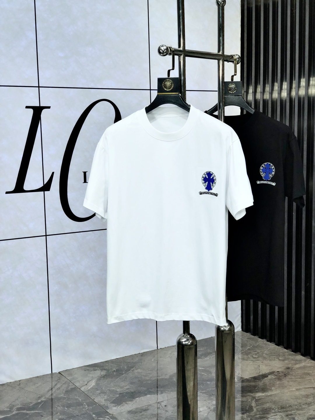 NO:414409,.Croxin. 2025 spring and summer new style letter logo round neck short-sleeved T-shirt, spring and summer casual outfit is essential, original pure cotton fabric. It is completely reflected in the high-end aesthetic workmanship, and the workmanship is more exquisite and atmospheric, with a strong three-dimensional feeling, which is very stunning, the fabric is soft and skin-friendly, and the upper body is a bit lazy and high-end feel. This wash T-T-T-T-T-T-T-T-T-T-T-T-T-T-T-T-T-T-T-T-T-T-T-T-T-T-T-T-T-T-T-T-T-T-T-T-T-T-T-T-T-T-T-T-T-T-T-T-T-T-T-T-T-T-T-T-T-T-T-T-T-T-T-T-T-T-T-T-T-T-T-T-T-T-T-T-T-T-T-T-T-T-T-T-T-T-T-T-T-T-T-T-T-T-T-T-T-T-T-T-T-T-T-T-T-T-T-T-T-T-T-T-T-T-T-T-T-T-T-T-T-T-T-T-T-T-T-T-T-T-T-T-T-T-T-T-T-T-T-T-T-T-T-T-T-T-T-T-T-T-T-T-T-T-T-T-T-T-T-T-T-T-T-T-T-T-T-T-T-T-T-T-T-T-T-T-T-T-T-T-T-T-T-T-T-T-T-T-T-T-T-T-T-T-T-T-T-T19860909.克罗心.2025春夏新款 字母logo圆领短袖t恤,春夏休闲穿搭必不可少,原版纯棉面料.完完全全体现在高级审美的做工上,做工更是精致大气,z立体感超强,非常惊艳,面料柔软亲肤,上身一丝丝慵懒又高级的feel,这款水洗t绝对是今年绝对的基础款之王,男女同款搭配穿出奢侈品高订的感觉.码数S-xxL.s穿175/130,,chrome hearts,T-shirt,tees，t-shirt,alexander wang,Men's clothing