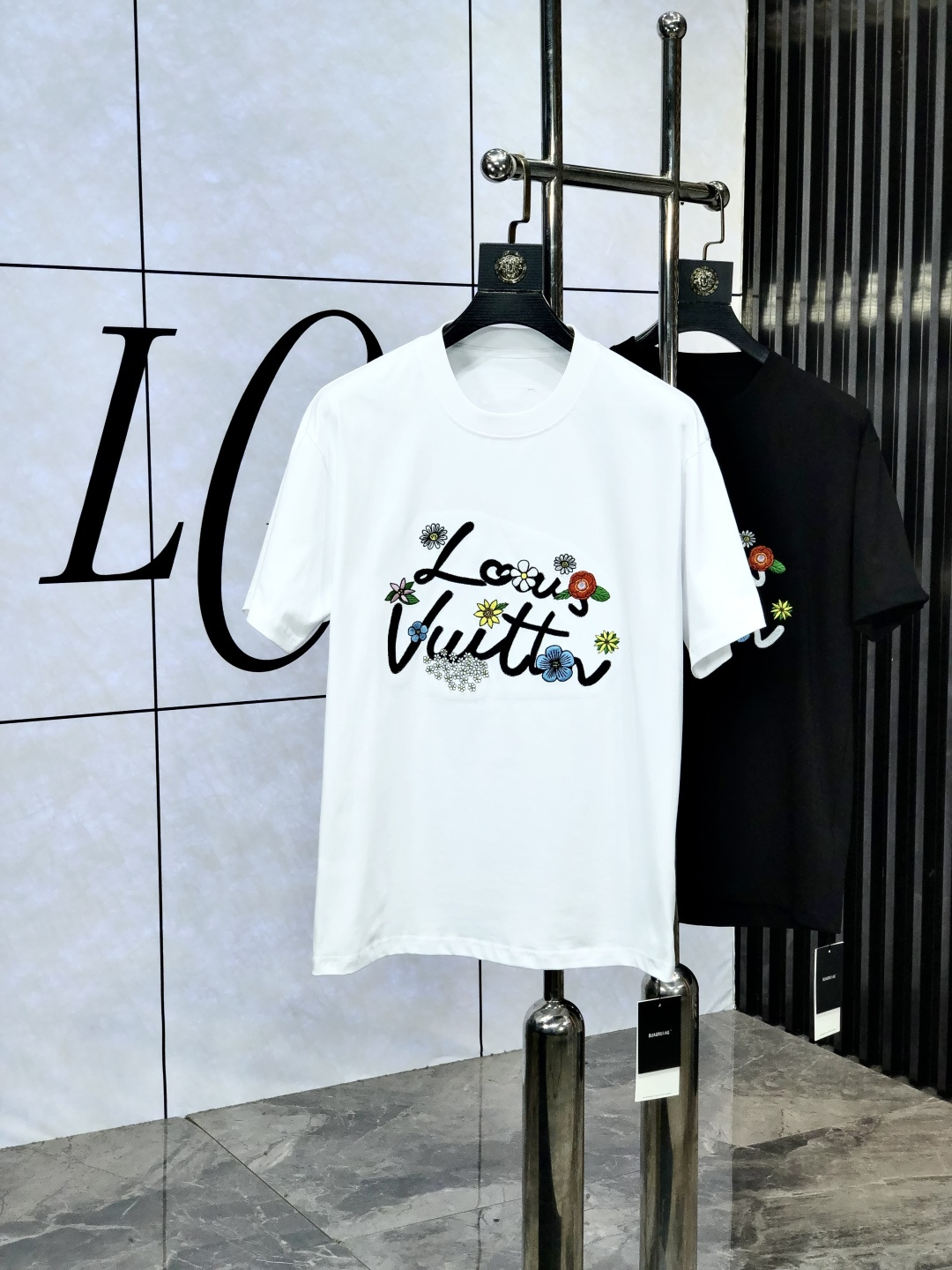NO:414417,.Lv.2025 spring and summer new style letter logo round neck short-sleeved T-shirt, spring and summer casual outfit is essential, original pure cotton fabric. It is completely reflected in the high-end aesthetic workmanship, and the workmanship is more exquisite and atmospheric, with a strong three-dimensional feeling, which is very stunning, the fabric is soft and skin-friendly, and the upper body is a bit lazy and high-end feel. This washing T-t is definitely the absolute basic style of this year. The same style of men and women makes the feeling of luxury and high order. S-xxL.s wear 175/130,,louis vuitton, T-shirt,tees, t-shirt,alexander wang19860909.Lv.2025春夏新款 字母logo圆领短袖t恤,春夏休闲穿搭必不可少,原版纯棉面料.完完全全体现在高级审美的做工上,做工更是精致大气,z立体感超强,非常惊艳,面料柔软亲肤,上身一丝丝慵懒又高级的feel,这款水洗t绝对是今年绝对的基础款之王,男女同款搭配穿出奢侈品高订的感觉.码数S-xxL.s穿175/130,,louis vuitton,T-shirt,tees，t-shirt,alexander wang,Men's clothing