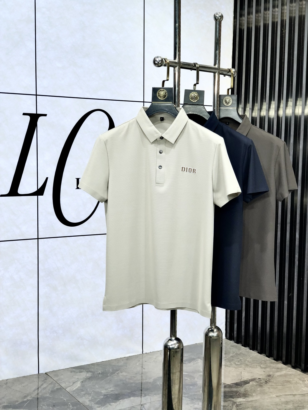 NO:417859,.dior. Wear 200 catties. The new spring and summer 2025 short-sleeved polo shirt for men, continuing the classic business casual lapel POLO shirt. This polo shirt is made of mercerized double-sided cotton bead floor fabric, and the timeless design can transcend fashion trends. The classic style, the 1f brand LOGO three-dimensional and unique, making the overall more detailed. The combination style, the fabric is made of cotton beaded material, comfortable, skin-friendly, breathable, and is a very practical wear for daily commuting and leisure. Highly recommended. Size M-4XL m wear 175/130,,dior,T-shirt,alexander wang19860909.dior.穿200斤.2025春夏新款男士标识短袖polo衫,延续经典商务休闲翻领POLO恤.该款Polo衫采用丝光双面棉质珠地面料制成,隽永设计可跨越时尚潮流.经典款型,1f品牌LOGO立体别致,让整体更具细节感 合体的版型,面料采用全棉珠地料,舒适,亲肤,透气好,平时通勤休闲都很实穿的一款 强烈推荐.尺码M-4XL m穿175/130,,dior,T-shirt,alexander wang,Men's clothing