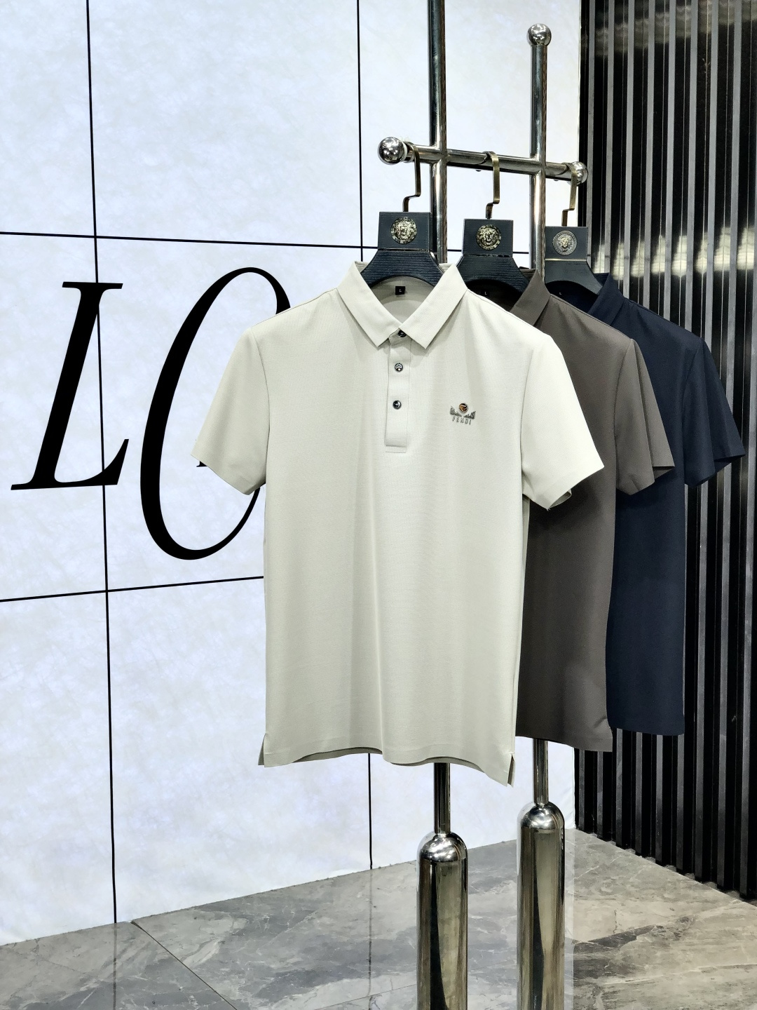 NO:417838,.Fendi. Wear 200 catties. The new spring and summer 2025 short-sleeved polo shirt for men, continuing the classic business casual lapel POLO shirt. This Polo shirt is made of mercerized double-sided cotton bead floor fabric, and the timeless design can transcend fashion trends. The classic style, the 1f brand LOGO three-dimensional and unique, making the overall more detailed. The combination style, the fabric is made of cotton beaded material, comfortable, skin-friendly, breathable, and is a very practical style for commuting and leisure. Highly recommended. Size M-4XL m wear 175/130, fendi, T-shirt, alexander wang19860909.芬迪.穿200斤.2025春夏新款男士标识短袖polo衫,延续经典商务休闲翻领POLO恤.该款Polo衫采用丝光双面棉质珠地面料制成,隽永设计可跨越时尚潮流.经典款型,1f品牌LOGO立体别致,让整体更具细节感 合体的版型,面料采用全棉珠地料,舒适,亲肤,透气好,平时通勤休闲都很实穿的一款 强烈推荐.尺码M-4XL m穿175/130,,fendi,T-shirt,alexander wang,Men's clothing