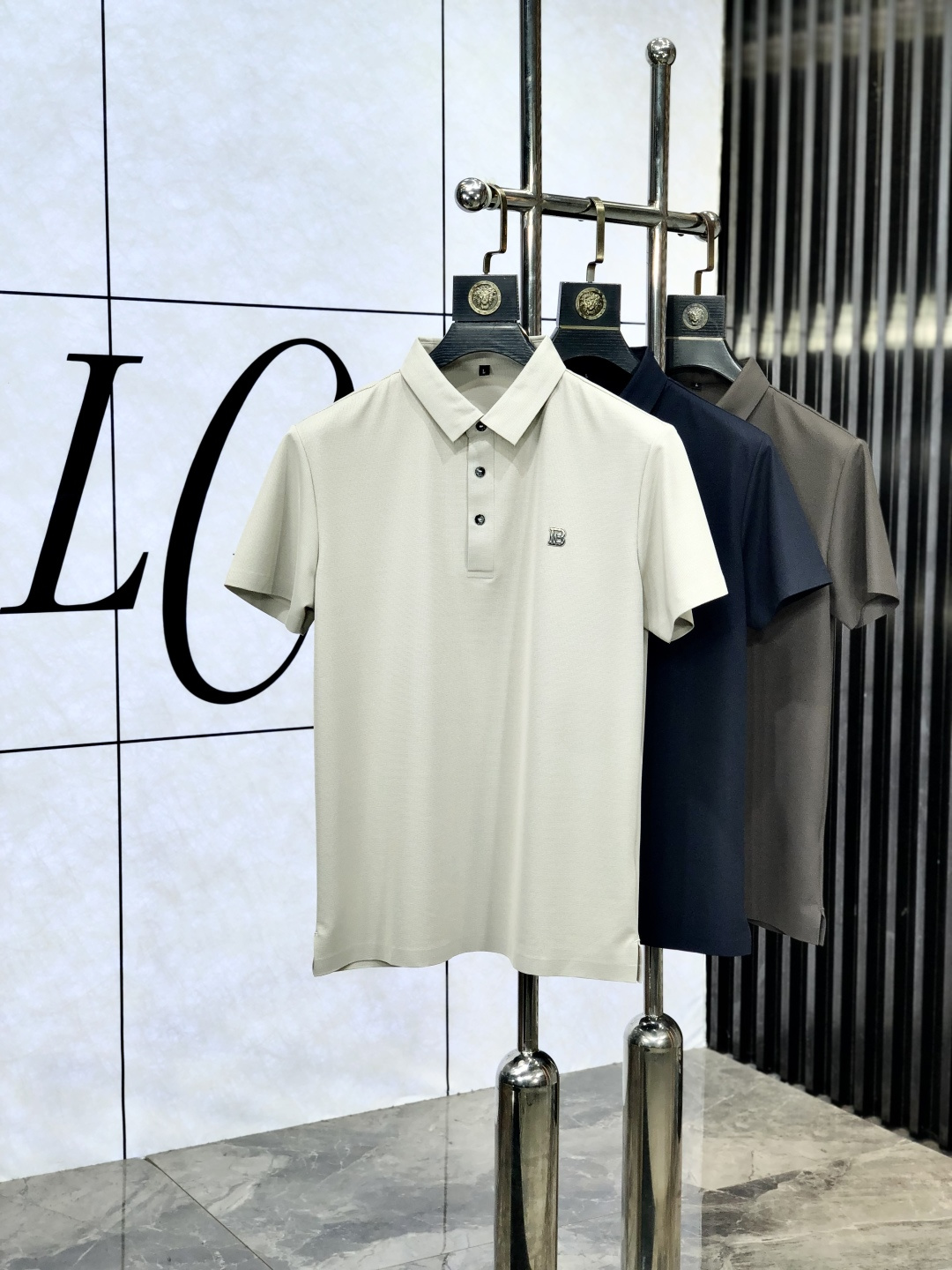 NO:417846,.Burberry. Wear 200 catties. The new spring and summer 2025 short-sleeved polo shirt for men, continuing the classic business casual lapel POLO shirt. This Polo shirt is made of mercerized double-sided cotton bead floor fabric, and the timeless design can transcend fashion trends. The classic style, the 1f brand LOGO three-dimensional and unique, making the overall more detailed. The combination style, the fabric is made of cotton beaded material, comfortable, skin-friendly, breathable, and is a very practical style for commuting and leisure. Highly recommended. Size M-4XL m wear 175/130, burberry, T-shirt, alexander wang19860909.巴宝莉.穿200斤.2025春夏新款男士标识短袖polo衫,延续经典商务休闲翻领POLO恤.该款Polo衫采用丝光双面棉质珠地面料制成,隽永设计可跨越时尚潮流.经典款型,1f品牌LOGO立体别致,让整体更具细节感 合体的版型,面料采用全棉珠地料,舒适,亲肤,透气好,平时通勤休闲都很实穿的一款 强烈推荐.尺码M-4XL m穿175/130,,burberry,T-shirt,alexander wang,Men's clothing