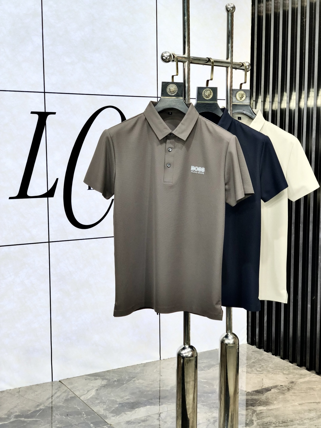 NO:417853,.Boss. Wear 200 catties. The new spring and summer 2025 short-sleeved polo shirt for men, continuing the classic business casual lapel POLO shirt. This Polo shirt is made of mercerized double-sided cotton bead floor fabric, and the timeless design can transcend fashion trends. The classic style, the 1f brand LOGO three-dimensional and unique, making the overall more detailed. The combination style, the fabric is made of cotton beaded material, comfortable, skin-friendly, breathable, and is a very practical style for commuting and leisure. Highly recommended. Size M-4XL m wears 175/130, T-shirt, alexander wang19860909.Boss.穿200斤.2025春夏新款男士标识短袖polo衫,延续经典商务休闲翻领POLO恤.该款Polo衫采用丝光双面棉质珠地面料制成,隽永设计可跨越时尚潮流.经典款型,1f品牌LOGO立体别致,让整体更具细节感 合体的版型,面料采用全棉珠地料,舒适,亲肤,透气好,平时通勤休闲都很实穿的一款 强烈推荐.尺码M-4XL m穿175/130,,T-shirt,alexander wang,Men's clothing