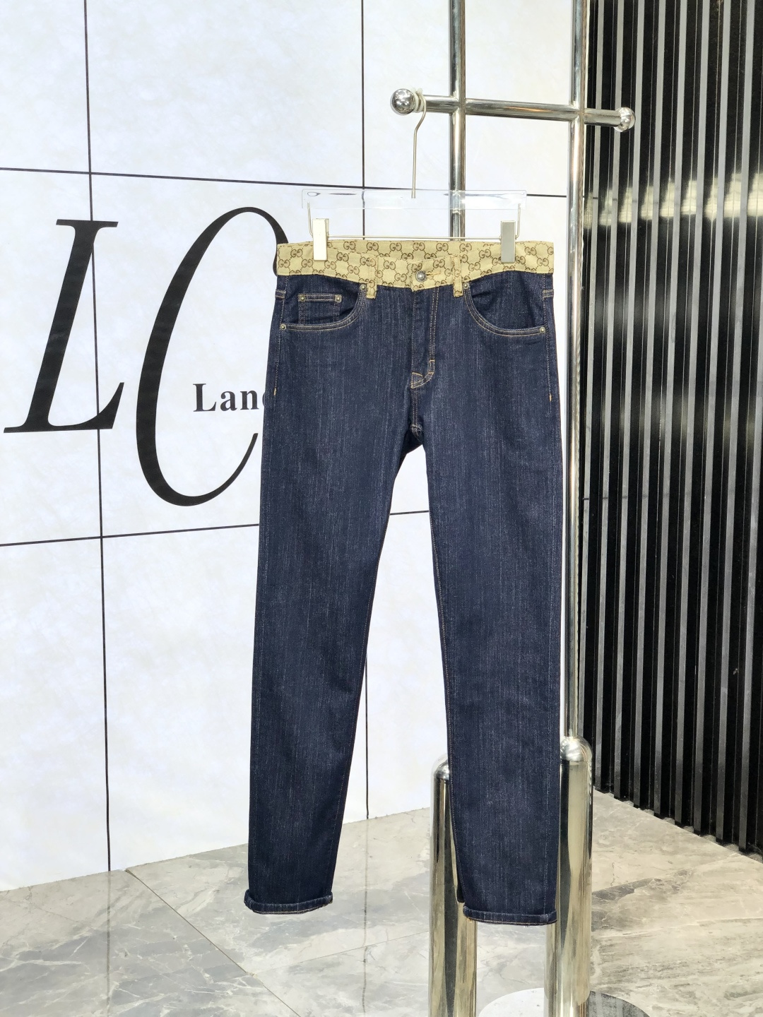NO:417873,.Gucci.'s official counter is released simultaneously, 2025SS spring and summer new men's casual jeans, original single quality, custom-made original denim fabric for counter, logo pattern design, 6-pants original hardware and auxiliary materials decoration, three-dimensional and clear, realistic effect, G super trendy personality, fashionable and stylish upper body!  Trendy men's must-have items, 29-38, gucci, jeans, alexander wang19860909.Gucci.官网专柜同步发售,2025SS春夏新品男士休闲牛仔裤,原单品质,专柜定制原版牛仔面料,logo图案设计,6裤身原版五金辅料装饰,立体清晰,效果逼真,G超级潮流个性,上身时尚有型！潮男必备单品 码数29-38,,gucci,jeans,alexander wang,Men's clothing
