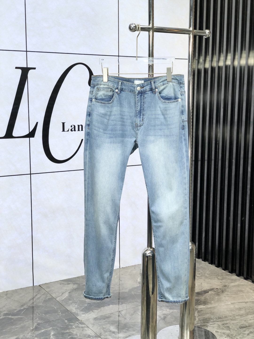 NO:417895,.Dior.Official counters are released simultaneously, 2025SS spring and summer new men's casual jeans, original single quality, custom-made original denim fabrics for counters, logo pattern design, 6-pants original hardware and auxiliary materials decoration, three-dimensional and clear, realistic effect, G super trendy and personalized, fashionable and stylish upper body!  Trendy men's must-have items, 29-38,,dior,jeans,alexander wang19860909.Dior .官网专柜同步发售,2025SS春夏新品男士休闲牛仔裤,原单品质,专柜定制原版牛仔面料,logo图案设计,6裤身原版五金辅料装饰,立体清晰,效果逼真,G超级潮流个性,上身时尚有型！潮男必备单品 码数29-38,,dior,jeans,alexander wang,Men's clothing