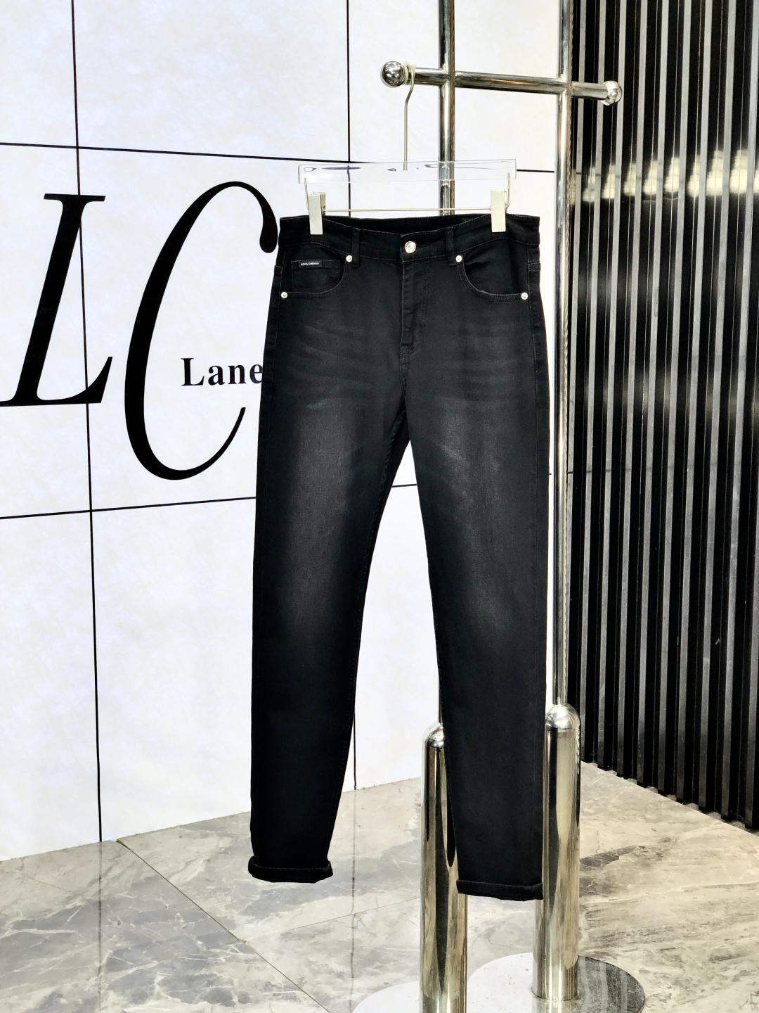 NO:417916,.D&G.'s official counter is released simultaneously, 2025SS spring and summer new men's casual jeans, original single quality, custom-made original denim fabric for counter, logo pattern design, 6-pants original hardware and auxiliary materials decoration, three-dimensional and clear, realistic effect, G is super trendy and individual, fashionable and stylish on the upper body!  Trendy men's must-have items, 29-38, Dolce & Gabbana, jeans, alexander wang19860909.D&G.官网专柜同步发售,2025SS春夏新品男士休闲牛仔裤,原单品质,专柜定制原版牛仔面料,logo图案设计,6裤身原版五金辅料装饰,立体清晰,效果逼真,G超级潮流个性,上身时尚有型！潮男必备单品 码数29-38,,Dolce&Gabbana,jeans,alexander wang,Men's clothing