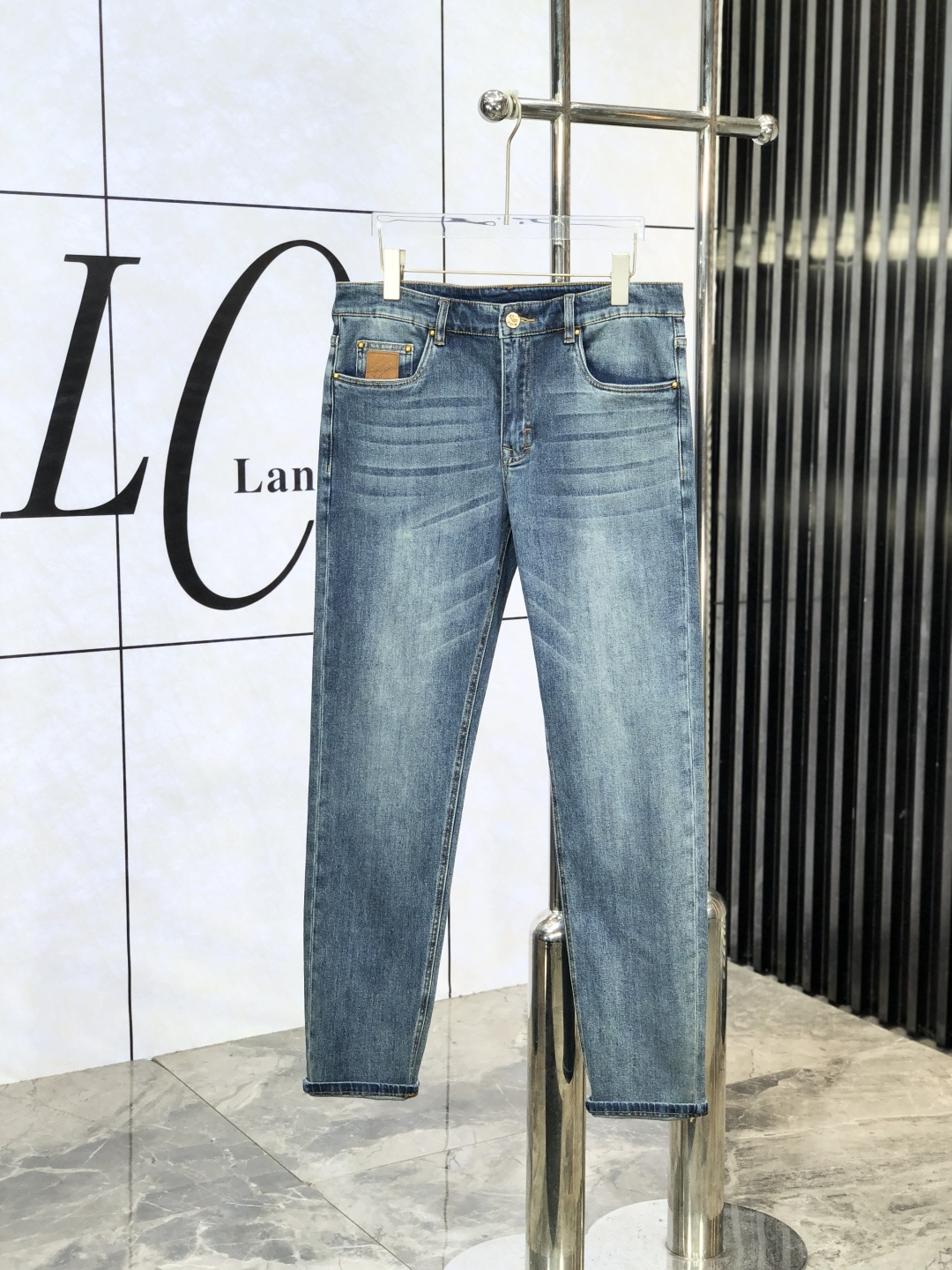 NO:417923,.Lv. The official counter on the official website is released simultaneously, 2025SS spring and summer new men's casual jeans, original single quality, customized original denim fabric for counter, logo pattern design, original hardware and accessories for 6 trousers, three-dimensional and clear, realistic effect, G is super trendy and individual, fashionable and stylish on the upper body!  Trendy men's must-have items 29-38, louis vuitton, jeans, alexander wang19860909.Lv.官网专柜同步发售,2025SS春夏新品男士休闲牛仔裤,原单品质,专柜定制原版牛仔面料,logo图案设计,6裤身原版五金辅料装饰,立体清晰,效果逼真,G超级潮流个性,上身时尚有型！潮男必备单品 码数29-38,,louis vuitton,jeans,alexander wang,Men's clothing