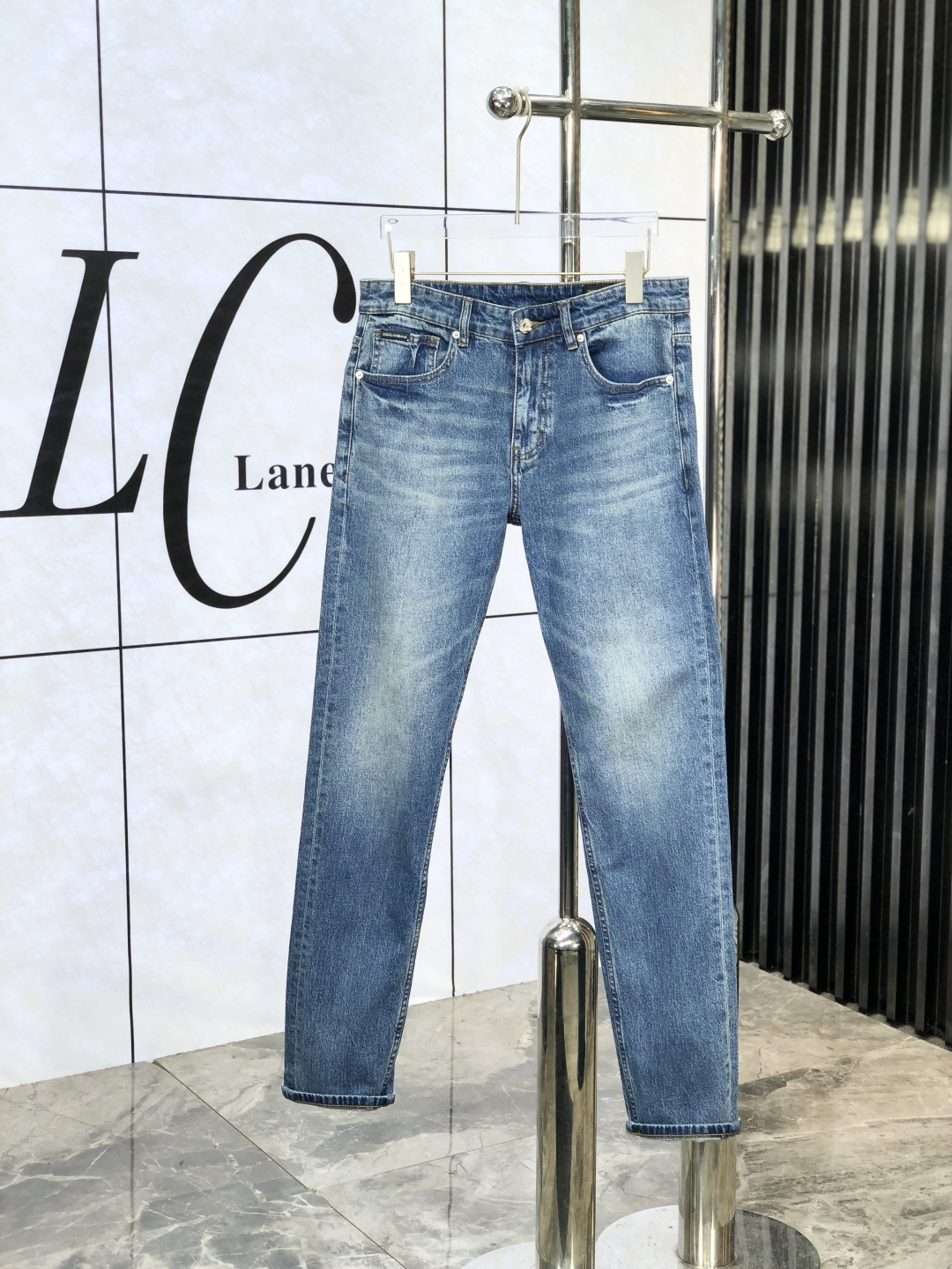 NO:417839,.D&G.'s official counter is released simultaneously, 2025SS spring and summer new men's casual jeans, original single quality, custom-made original denim fabric for counter, logo pattern design, 6-pants original hardware and auxiliary materials decoration, three-dimensional and clear, realistic effect, G is super trendy and individual, fashionable and stylish on the upper body!  Trendy men's must-have items, 29-38, Dolce & Gabbana, jeans, alexander wang19860909.D&G.官网专柜同步发售,2025SS春夏新品男士休闲牛仔裤,原单品质,专柜定制原版牛仔面料,logo图案设计,6裤身原版五金辅料装饰,立体清晰,效果逼真,G超级潮流个性,上身时尚有型！潮男必备单品 码数29-38,,Dolce&Gabbana,jeans,alexander wang,Men's clothing