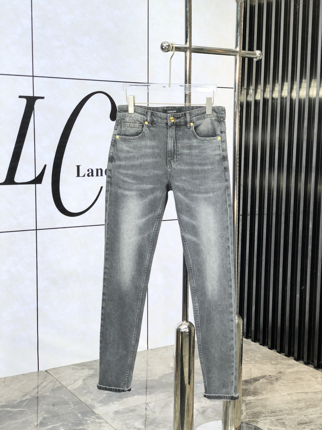 NO:417847,.Versey. The official counter is released simultaneously on the counter, 2025SS spring and summer new men's casual jeans, original single quality, custom-made original denim fabric for counter, logo pattern design, original hardware and accessories for 6 trousers, three-dimensional and clear, realistic effect, G is super trendy and individual, fashionable and stylish on the upper body!  Trendy men's must-have items, 29-38, versace, jeans, alexander wang19860909.范思哲.官网专柜同步发售,2025SS春夏新品男士休闲牛仔裤,原单品质,专柜定制原版牛仔面料,logo图案设计,6裤身原版五金辅料装饰,立体清晰,效果逼真,G超级潮流个性,上身时尚有型！潮男必备单品 码数29-38,,versace,jeans,alexander wang,Men's clothing