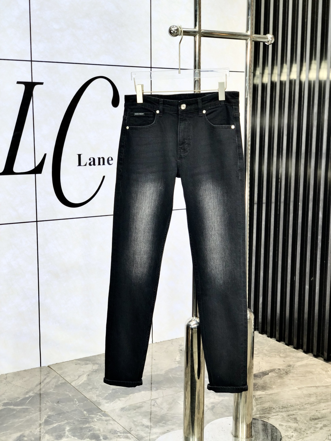 NO:417856,.D&G.'s official counter is released simultaneously, 2025SS spring and summer new men's casual jeans, original single quality, custom-made original denim fabric for counter, logo pattern design, 6-pants original hardware and auxiliary materials decoration, three-dimensional and clear, realistic effect, G is super trendy and individual, fashionable and stylish on the upper body!  Trendy men's must-have items, 29-38, Dolce & Gabbana, jeans, alexander wang19860909.D&G.官网专柜同步发售,2025SS春夏新品男士休闲牛仔裤,原单品质,专柜定制原版牛仔面料,logo图案设计,6裤身原版五金辅料装饰,立体清晰,效果逼真,G超级潮流个性,上身时尚有型！潮男必备单品 码数29-38,,Dolce&Gabbana,jeans,alexander wang,Men's clothing