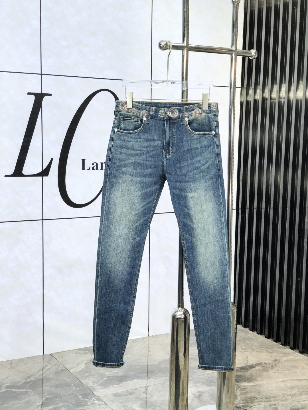 NO:417877,.D&G.'s official counter is released simultaneously, 2025SS spring and summer new men's casual jeans, original single quality, custom-made original denim fabric for counter, logo pattern design, 6-pants original hardware and auxiliary materials decoration, three-dimensional and clear, realistic effect, G is super trendy and individual, fashionable and stylish on the upper body!  Trendy men's must-have items, 29-38, Dolce & Gabbana, jeans, alexander wang19860909.D&G.官网专柜同步发售,2025SS春夏新品男士休闲牛仔裤,原单品质,专柜定制原版牛仔面料,logo图案设计,6裤身原版五金辅料装饰,立体清晰,效果逼真,G超级潮流个性,上身时尚有型！潮男必备单品 码数29-38,,Dolce&Gabbana,jeans,alexander wang,Men's clothing