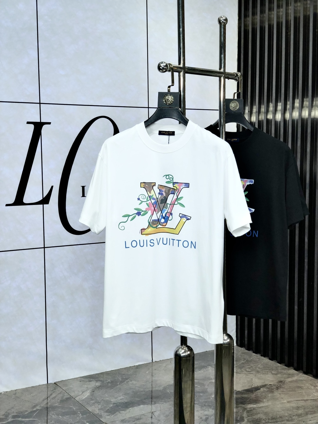 NO:475158,.Lv.2025ss Snake Year New Year New Year Spring and Summer Boutique Short-sleeved T-shirt Official website synchronization High-end quality Customized top-grade pure cotton fabrics, 1:1 made by top manufacturers, D4 fashion brand heavy craft logo design, soft and delicate touch, skin-friendly and comfortable to wear, versatile and casual, the upper body is very good, handsome, trendy men's essential products S-2XL.s wear 175/,,louis vuitton, T-shirt,tees, t-shirt,alexander wang19860909.Lv.2025ss蛇年贺岁款春夏精品短袖T恤 官网同步 高端品质 定制顶级纯棉面料,顶级大厂1:1制作,d4时尚大牌重工艺logo设计,手感柔软细腻 穿着亲肤舒适 百搭休闲 上身非常赞 帅气 潮男必备品  尺码S-2XL.s穿175/,,louis vuitton,T-shirt,tees，t-shirt,alexander wang,Men's clothing