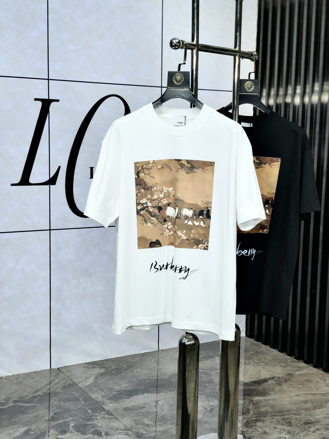 NO:475169,.Burberry.2025ss Snake Year New Year New Year Spring and Summer Boutique Short-sleeved T-shirts. Official website synchronization. High-end quality. Customized top-grade cotton fabrics, 1:1 made by top manufacturers. D4 fashion brand heavy craft logo design, soft and delicate touch, skin-friendly and comfortable to wear, versatile and casual, the upper body is very good, handsome, trendy men's essential products S-2XL.s wear 175/, burberry, T-shirt,tees, t-shirt,alexander wang19860909.巴宝莉.2025ss蛇年贺岁款春夏精品短袖T恤 官网同步 高端品质 定制顶级纯棉面料,顶级大厂1:1制作,d4时尚大牌重工艺logo设计,手感柔软细腻 穿着亲肤舒适 百搭休闲 上身非常赞 帅气 潮男必备品  尺码S-2XL.s穿175/,,burberry,T-shirt,tees，t-shirt,alexander wang,Men's clothing