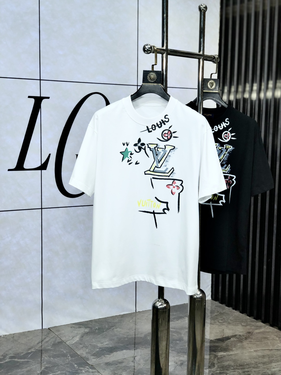 NO:475177,.Lv.2025ss Snake Year New Year New Year Spring and Summer Boutique Short-sleeved T-shirt Official website synchronization High-end quality Customized top-grade pure cotton fabrics, 1:1 made by top manufacturers, D4 fashion brand heavy craft logo design, soft and delicate touch, skin-friendly and comfortable to wear, versatile and casual, the upper body is very good, handsome, trendy men's essential products S-2XL.s wear 175/,,louis vuitton, T-shirt,tees, t-shirt,alexander wang19860909.Lv.2025ss蛇年贺岁款春夏精品短袖T恤 官网同步 高端品质 定制顶级纯棉面料,顶级大厂1:1制作,d4时尚大牌重工艺logo设计,手感柔软细腻 穿着亲肤舒适 百搭休闲 上身非常赞 帅气 潮男必备品  尺码S-2XL.s穿175/,,louis vuitton,T-shirt,tees，t-shirt,alexander wang,Men's clothing