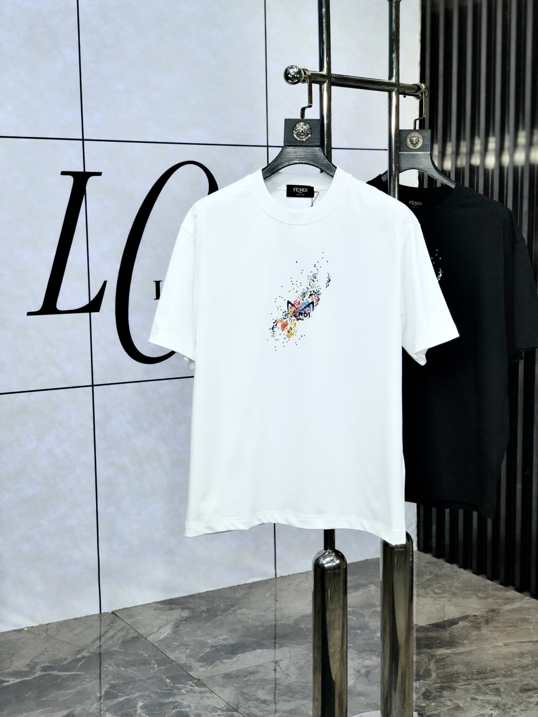 NO:475197,Fendi.2025ss Snake Year New Year Spring and Summer Boutique Short-sleeved T-shirts Official website synchronization High-end quality Customized top-grade cotton fabrics, 1:1 made by top manufacturers, D4 fashion brand heavy craft logo design, soft and delicate touch, skin-friendly and comfortable to wear, versatile and casual, the upper body is very good, handsome, trendy men's essential products S-2XL.s wear 175/,,fendi, T-shirt,tees, t-shirt,alexander wang19860909芬迪.2025ss蛇年贺岁款春夏精品短袖T恤 官网同步 高端品质 定制顶级纯棉面料,顶级大厂1:1制作,d4时尚大牌重工艺logo设计,手感柔软细腻 穿着亲肤舒适 百搭休闲 上身非常赞 帅气 潮男必备品  尺码S-2XL.s穿175/,,fendi,T-shirt,tees，t-shirt,alexander wang,Men's clothing