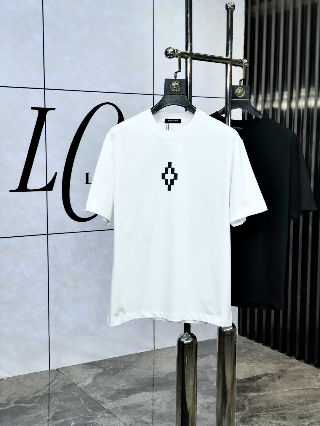 NO:475206,.MB.2025ss Snake Year New Year Spring and Summer Boutique Short-sleeved T-shirts Official website synchronization High-end quality Customized top-grade pure cotton fabrics, 1:1 made by top manufacturers, D4 fashion brand heavy craft logo design, soft and delicate touch, skin-friendly and comfortable to wear, versatile and casual, the upper body is very good, handsome, trendy men's essential products S-2XL.s wear 175/, T-shirt,tees, t-shirt,alexander wang19860909.MB.2025ss蛇年贺岁款春夏精品短袖T恤 官网同步 高端品质 定制顶级纯棉面料,顶级大厂1:1制作,d4时尚大牌重工艺logo设计,手感柔软细腻 穿着亲肤舒适 百搭休闲 上身非常赞 帅气 潮男必备品  尺码S-2XL.s穿175/,,T-shirt,tees，t-shirt,alexander wang,Men's clothing