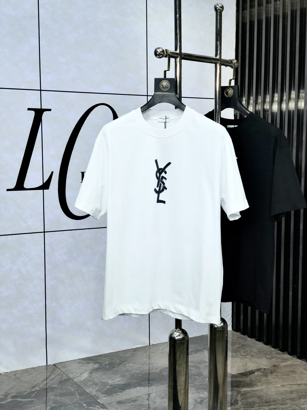 NO:475133,.Saint Laurent.2025ss Snake Year New Year New Year Spring and Summer Boutique Short-sleeved T-shirts. Official website synchronization. High-end quality. Customized top-grade cotton fabrics, 1:1 made by top manufacturers. D4 fashion brand heavy craftsmanship logo design, soft and delicate touch, skin-friendly and comfortable to wear, versatile and casual, the upper body is very good, handsome, trendy men's essential products S-2XL.s wear 175/,,saint laurent,T-shirt,tees,t-shirt,alexander wang19860909.圣罗兰.2025ss蛇年贺岁款春夏精品短袖T恤 官网同步 高端品质 定制顶级纯棉面料,顶级大厂1:1制作,d4时尚大牌重工艺logo设计,手感柔软细腻 穿着亲肤舒适 百搭休闲 上身非常赞 帅气 潮男必备品  尺码S-2XL.s穿175/,,saint laurent,T-shirt,tees，t-shirt,alexander wang,Men's clothing