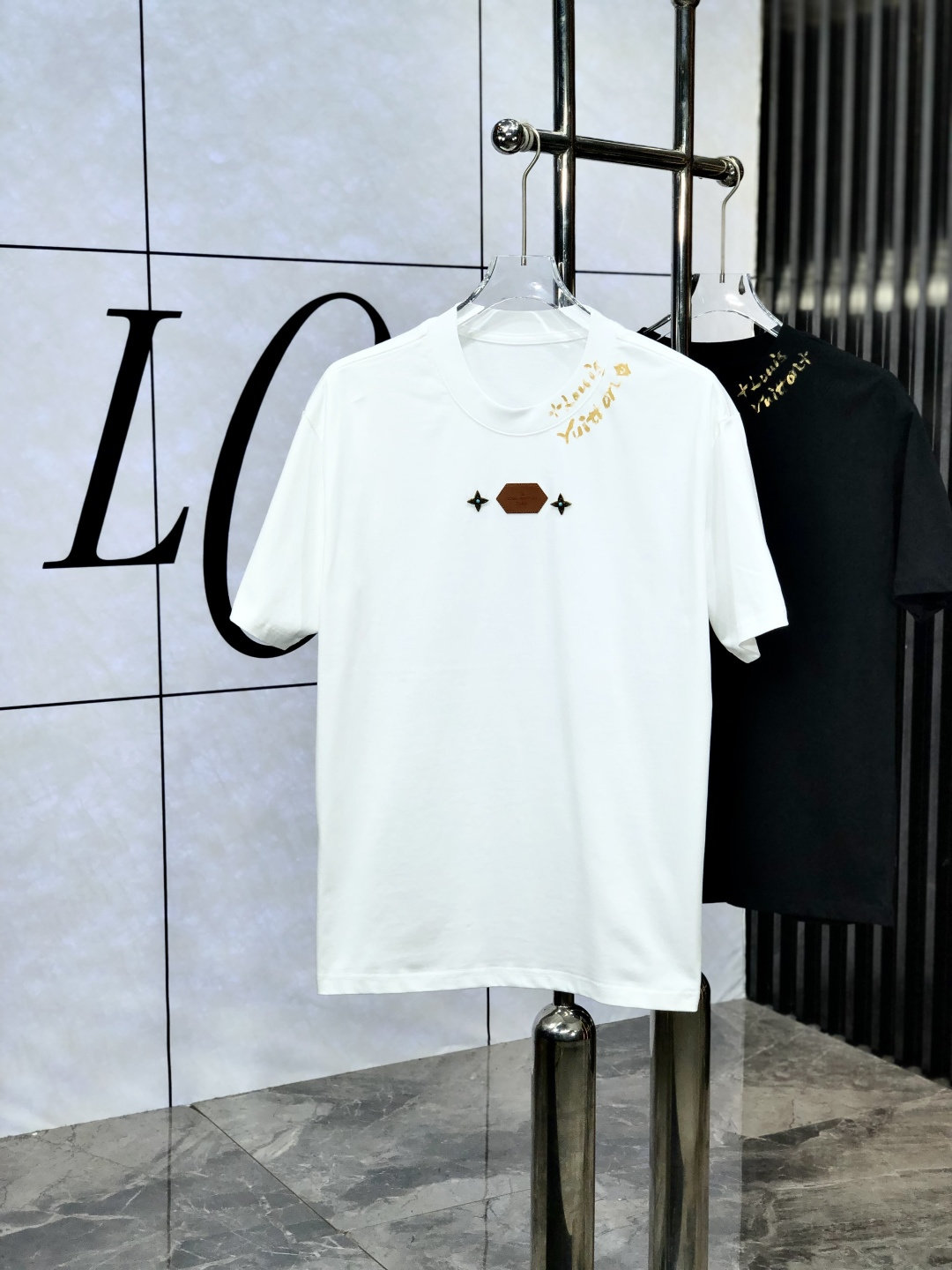 NO:475138,.Lv. Wear 200 kilograms, top-quality goods, new spring and summer new style, first-time counter, the latest short-sleeved round-neck T-shirt, high-end customization, avant-garde and fashionable design!  Brand logo heavy craftsmanship design, high-end customized original European cotton fabric, soft feel, comfortable to wear. 8 counter-level exquisite car line. Fine workmanship, invincible and handsome upper body effect!  A must-have item for handsome men!  Count s-xxxL.s wear 175/130, louis vuitton, T-shirt,tees, t-shirt,alexander wang19860909.Lv.穿200斤 顶级货品2025春夏新款首发专柜最新款短袖圆领T恤 高端订制 设计前卫时尚！品牌logo重工艺设计 高端定制原版欧棉面料.手感柔软.穿着舒适.8专柜级别精致车线.做工精细.上身效果无敌帅气！型男必备单品！码数s-xxxL.s穿175/130,,louis vuitton,T-shirt,tees，t-shirt,alexander wang,Men's clothing