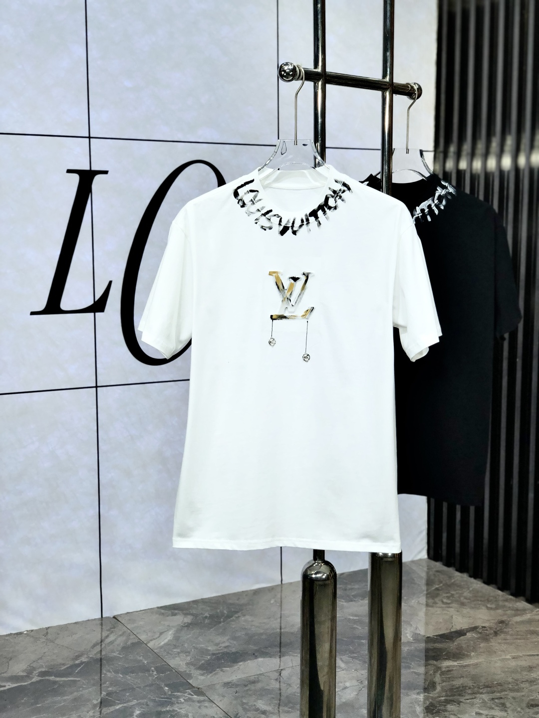 NO:475154,.Lv. Wear 200 kilograms, top-quality goods, new spring and summer new style, first-time counter, the latest short-sleeved round-neck T-shirt, high-end customization, avant-garde and fashionable design!  Brand logo heavy craftsmanship design, high-end customized original European cotton fabric, soft feel, comfortable to wear. 8 counter-level exquisite car line. Fine workmanship, invincible and handsome upper body effect!  A must-have item for handsome men!  Count s-xxxL.s wear 175/130, louis vuitton, T-shirt,tees, t-shirt,alexander wang19860909.Lv.穿200斤 顶级货品2025春夏新款首发专柜最新款短袖圆领T恤 高端订制 设计前卫时尚！品牌logo重工艺设计 高端定制原版欧棉面料.手感柔软.穿着舒适.8专柜级别精致车线.做工精细.上身效果无敌帅气！型男必备单品！码数s-xxxL.s穿175/130,,louis vuitton,T-shirt,tees，t-shirt,alexander wang,Men's clothing