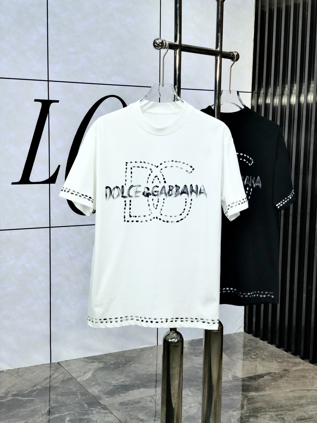 NO:475163,.D&G. Wear 200 kilograms Top products 2025 spring and summer new first-time counter latest short-sleeved round-neck T-shirt, high-end customization, avant-garde and fashionable design!  Brand logo heavy craftsmanship design, high-end customized original European cotton fabric, soft feel, comfortable to wear. 8 counter-level exquisite car line. Fine workmanship, invincible and handsome upper body effect!  A must-have item for handsome men!  Count s-xxxL.s wear 175/130, Dolce & Gabbana, T-shirt, tees, t-shirt, alexander wang19860909.D&G.穿200斤 顶级货品2025春夏新款首发专柜最新款短袖圆领T恤 高端订制 设计前卫时尚！品牌logo重工艺设计 高端定制原版欧棉面料.手感柔软.穿着舒适.8专柜级别精致车线.做工精细.上身效果无敌帅气！型男必备单品！码数s-xxxL.s穿175/130,,Dolce&Gabbana,T-shirt,tees，t-shirt,alexander wang,Men's clothing