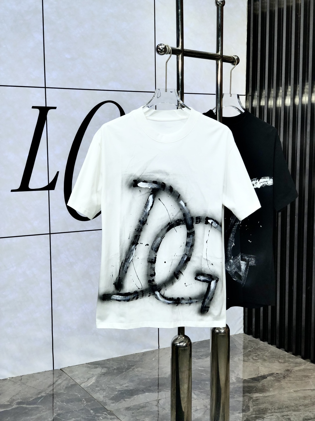 NO:475181,.D&G. Wear 200 kilograms Top products 2025 spring and summer new first-time counter latest short-sleeved round-neck T-shirt, high-end customization, avant-garde and fashionable design!  Brand logo heavy craftsmanship design, high-end customized original European cotton fabric, soft feel, comfortable to wear. 8 counter-level exquisite car line. Fine workmanship, invincible and handsome upper body effect!  A must-have item for handsome men!  Count s-xxxL.s wear 175/130, Dolce & Gabbana, T-shirt, tees, t-shirt, alexander wang19860909.D&G.穿200斤 顶级货品2025春夏新款首发专柜最新款短袖圆领T恤 高端订制 设计前卫时尚！品牌logo重工艺设计 高端定制原版欧棉面料.手感柔软.穿着舒适.8专柜级别精致车线.做工精细.上身效果无敌帅气！型男必备单品！码数s-xxxL.s穿175/130,,Dolce&Gabbana,T-shirt,tees，t-shirt,alexander wang,Men's clothing