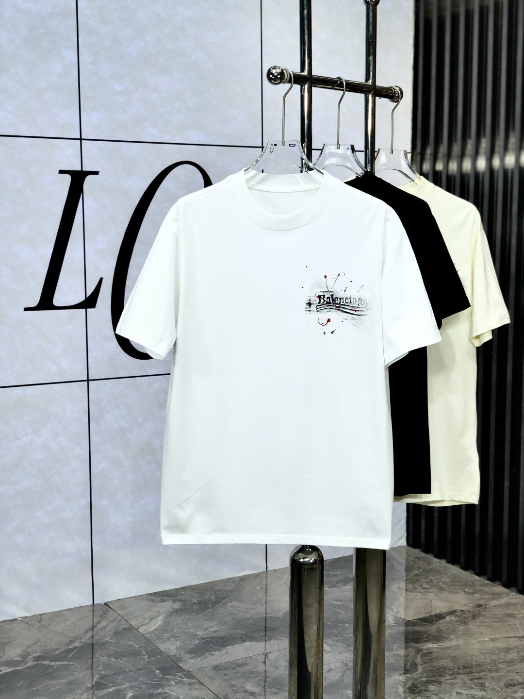 NO:475191,.Balenciaga. Wear 200 kilograms of top-grade products 2025 spring and summer new first-time counter latest short-sleeved round-neck T-shirt, high-end customization, avant-garde and fashionable design!  Brand logo heavy craftsmanship design, high-end customized original European cotton fabric, soft feel, comfortable to wear. 8 counter-level exquisite car line. Fine workmanship, invincible and handsome upper body effect!  A must-have item for handsome men!  Count s-xxxL.s wear 175/130, balenciaga, T-shirt,tees, t-shirt,alexander wang19860909.巴黎世家.穿200斤 顶级货品2025春夏新款首发专柜最新款短袖圆领T恤 高端订制 设计前卫时尚！品牌logo重工艺设计 高端定制原版欧棉面料.手感柔软.穿着舒适.8专柜级别精致车线.做工精细.上身效果无敌帅气！型男必备单品！码数s-xxxL.s穿175/130,,balenciaga,T-shirt,tees，t-shirt,alexander wang,Men's clothing