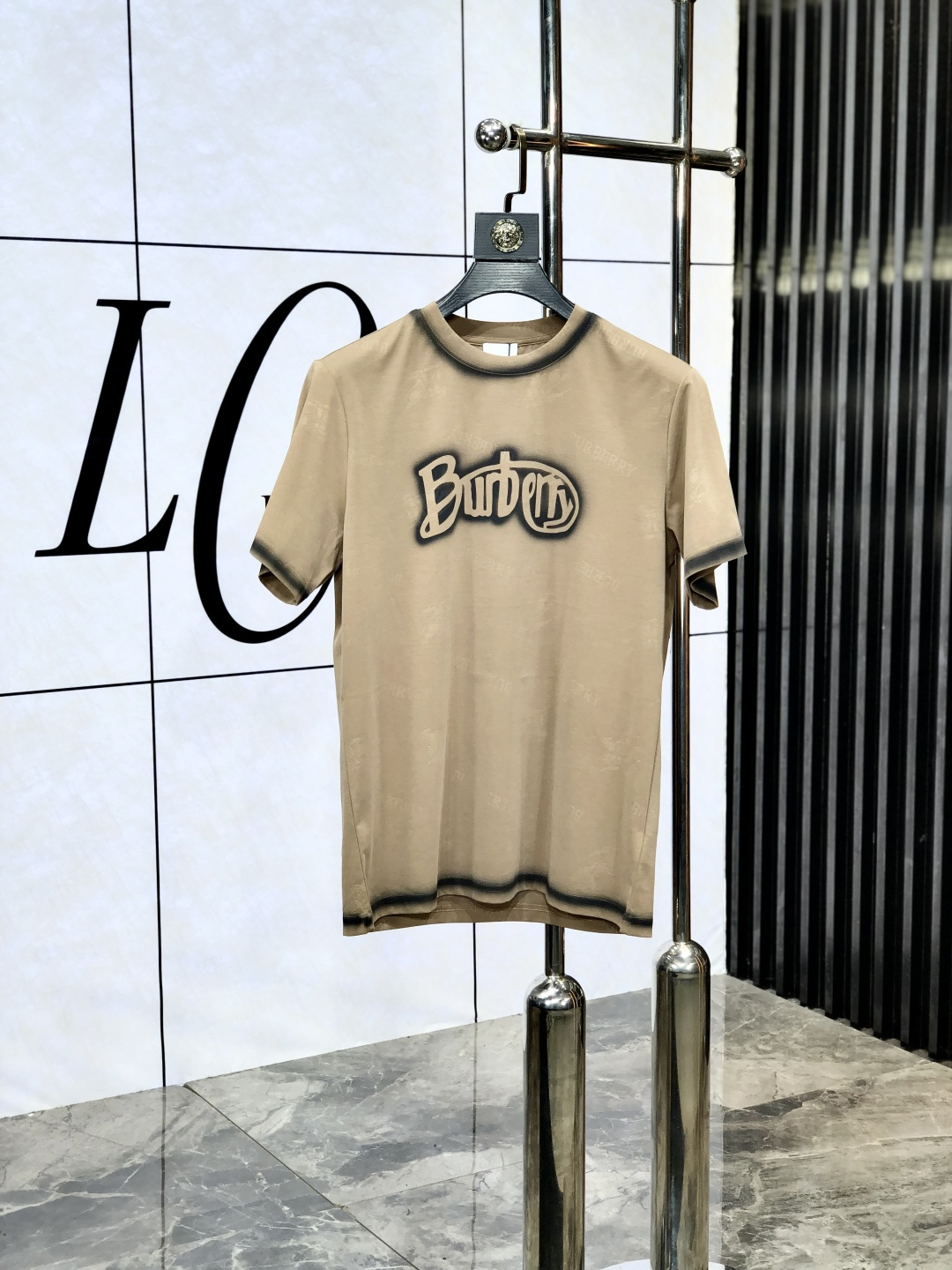 NO:429528,. Burberry. Top products 2025 spring and summer new first-time counter latest short-sleeved round-neck T-shirt, high-end customization, avant-garde and fashionable design!  Brand logo heavy craftsmanship design, high-end customized original European cotton fabric, soft feel, comfortable to wear, b counter-level exquisite car line, fine workmanship, invincible and handsome upper body effect!  A must-have item for handsome men!  Count s-xxL.s wear 175/ U, burberry, T-shirt,tees, t-shirt,alexander wang19860909. 巴宝莉.顶级货品2025春夏新款首发专柜最新款短袖圆领T恤 高端订制 设计前卫时尚！品牌logo重工艺设计 高端定制原版欧棉面料.手感柔软.穿着舒适.b专柜级别精致车线.做工精细.上身效果无敌帅气！型男必备单品！码数s-xxL.s穿175/ U,,burberry,T-shirt,tees，t-shirt,alexander wang,Men's clothing