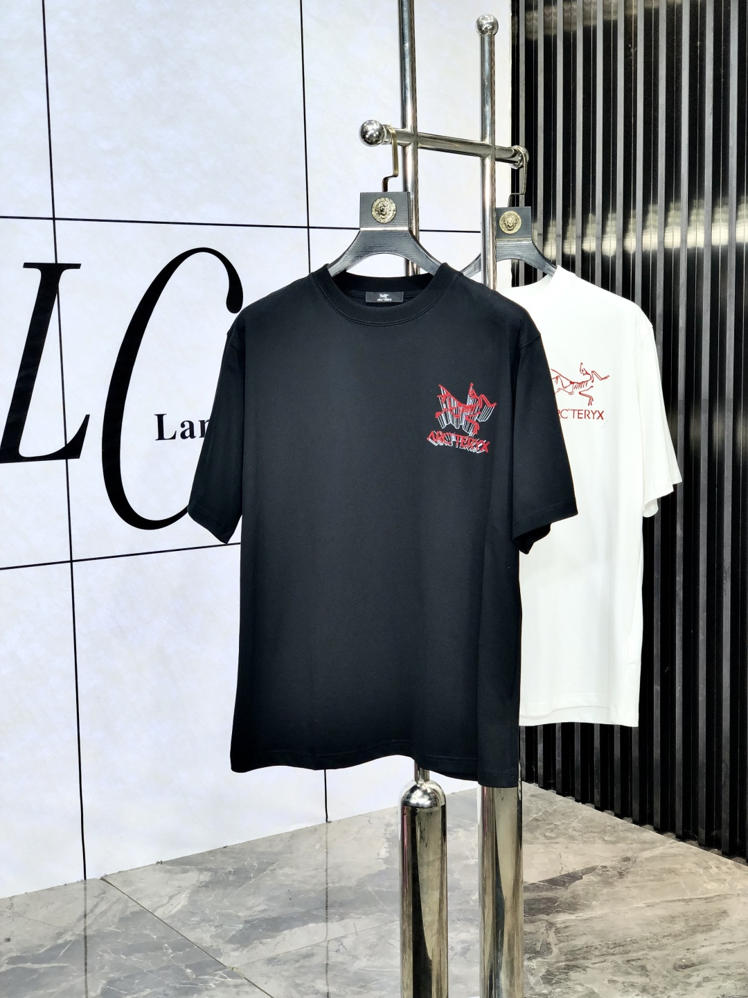 NO:447241,.Archaezoid. Wear 200 catties. 2025 spring and summer new product, fashionable round neck short sleeve high-end custom versatile style!  More practical, anyone can easily control it. It is made of pure cotton fabric, luxurious and classic brand logo design, m is very high-end and must-have if you understand the goods!  The style is a slim fit style, very exquisite, S shows the aura and highlights the exquisiteness of men. This is the unique feature, the right slim fit, and the upper body effect is very good. Size xs-xxL. Subscribe to the height and weight by placing an order, arc'teryx, T-shirt, alexander wang19860909.始祖鸟.穿200斤.2025春夏新品时尚圆领短袖高级定制百搭款式！更有实用感 任何人都可以轻松驾驭 采用纯棉面料制作,奢华经典品牌logo设计,m非常显档次懂货的必须入！版型剪裁属于修身款 非常精致,s显气场,又会凸显男士的精致,这就是独到之处,恰到好处的修身,上身效果非常赞.尺码xs-xxL.下单报身高体重,arc'teryx,T-shirt,alexander wang,Men's clothing