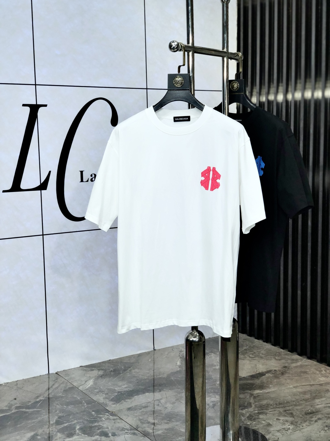 NO:447252,.Balenicaga. Wear 200 catties. 2025 spring and summer new product, fashionable round neck short sleeve high-end custom versatile style!  More practical, anyone can easily control it. It is made of pure cotton fabric, luxurious and classic brand logo design, m is very high-end and must-have if you understand the goods!  The style and tailoring are very exquisite, and the S shows the aura and highlights the exquisiteness of men. This is the unique feature, the right slim fit, and the upper body effect is very good. Size xs-xxL. Subscribe to the height and weight by placing an order, balenciaga, T-shirt, alexander wang19860909.巴黎世家.穿200斤.2025春夏新品时尚圆领短袖高级定制百搭款式！更有实用感 任何人都可以轻松驾驭 采用纯棉面料制作,奢华经典品牌logo设计,m非常显档次懂货的必须入！版型剪裁属于修身款 非常精致,s显气场,又会凸显男士的精致,这就是独到之处,恰到好处的修身,上身效果非常赞.尺码xs-xxL.下单报身高体重,,balenciaga,T-shirt,alexander wang,Men's clothing