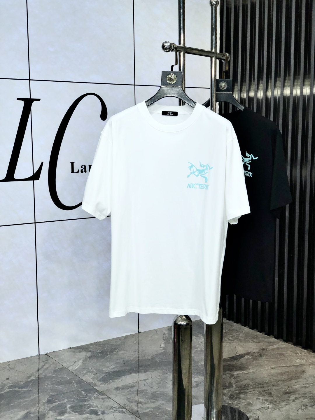 NO:447257,.Archaezoid. Wear 200 catties. 2025 spring and summer new product, fashionable round neck short sleeve high-end custom versatile style!  More practical, anyone can easily control it. It is made of pure cotton fabric, luxurious and classic brand logo design, m is very high-end and must-have if you understand the goods!  The style is a slim fit style, very exquisite, S shows the aura and highlights the exquisiteness of men. This is the unique feature, the right slim fit, and the upper body effect is very good. Size xs-xxL. Subscribe to the height and weight by placing an order, arc'teryx, T-shirt, alexander wang19860909.始祖鸟.穿200斤.2025春夏新品时尚圆领短袖高级定制百搭款式！更有实用感 任何人都可以轻松驾驭 采用纯棉面料制作,奢华经典品牌logo设计,m非常显档次懂货的必须入！版型剪裁属于修身款 非常精致,s显气场,又会凸显男士的精致,这就是独到之处,恰到好处的修身,上身效果非常赞.尺码xs-xxL.下单报身高体重,arc'teryx,T-shirt,alexander wang,Men's clothing