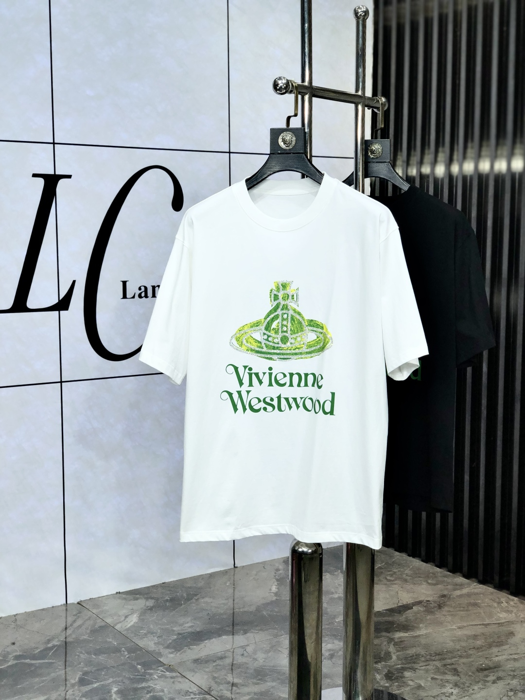 NO:447266,.The Queen Mother of the Cialis wears 200 kilograms. The new spring and summer 2025 new products of fashionable round neck short sleeves high-end custom versatile style!  More practical, anyone can easily control it. It is made of pure cotton fabric, luxurious and classic brand logo design, m is very high-end and must-have if you understand the goods!  The style and tailoring are very exquisite, and the S shows the aura and highlights the exquisiteness of men. This is the unique feature, the right slim fit, and the upper body effect is very good. Size xs-xxL. Subscribe to height and weight by placing an order, T-shirt, alexander wang19860909.西太后.穿200斤.2025春夏新品时尚圆领短袖高级定制百搭款式！更有实用感 任何人都可以轻松驾驭 采用纯棉面料制作,奢华经典品牌logo设计,m非常显档次懂货的必须入！版型剪裁属于修身款 非常精致,s显气场,又会凸显男士的精致,这就是独到之处,恰到好处的修身,上身效果非常赞.尺码xs-xxL.下单报身高体重,,T-shirt,alexander wang,Men's clothing