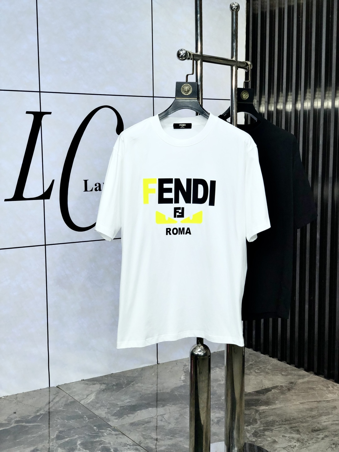 NO:447272,.Fendi. Wear 200 catties. 2025 spring and summer new product fashionable round neck short sleeve high-end custom versatile style!  More practical, anyone can easily control it. It is made of pure cotton fabric, luxurious and classic brand logo design, m is very high-end and must-have if you understand the goods!  The style and tailoring are very exquisite, the S shows the aura and highlights the exquisiteness of men. This is the unique feature, the right slim fit, and the upper body effect is very good. Size xs-xxL. Subscribe to height and weight by placing an order, fendi, T-shirt, alexander wang19860909.芬迪.穿200斤.2025春夏新品时尚圆领短袖高级定制百搭款式！更有实用感 任何人都可以轻松驾驭 采用纯棉面料制作,奢华经典品牌logo设计,m非常显档次懂货的必须入！版型剪裁属于修身款 非常精致,s显气场,又会凸显男士的精致,这就是独到之处,恰到好处的修身,上身效果非常赞.尺码xs-xxL.下单报身高体重,,fendi,T-shirt,alexander wang,Men's clothing