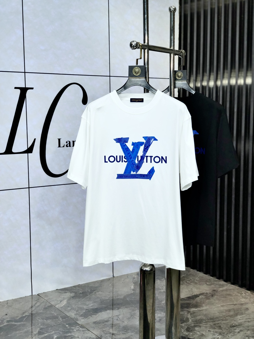 NO:447278,.Lv. Wear 200 catties. 2025 spring and summer new product fashionable round neck short sleeve high-end custom versatile style!  More practical, anyone can easily control it. It is made of pure cotton fabric, luxurious and classic brand logo design, m is very high-end and must-have if you understand the goods!  The style and tailoring are very exquisite, S shows the aura and highlights the exquisiteness of men. This is the unique feature, the right slim fit, and the upper body effect is very good. Size xs-xxL. Order to report height and weight, louis vuitton, T-shirt, alexander wang19860909.Lv.穿200斤.2025春夏新品时尚圆领短袖高级定制百搭款式！更有实用感 任何人都可以轻松驾驭 采用纯棉面料制作,奢华经典品牌logo设计,m非常显档次懂货的必须入！版型剪裁属于修身款 非常精致,s显气场,又会凸显男士的精致,这就是独到之处,恰到好处的修身,上身效果非常赞.尺码xs-xxL.下单报身高体重,,louis vuitton,T-shirt,alexander wang,Men's clothing