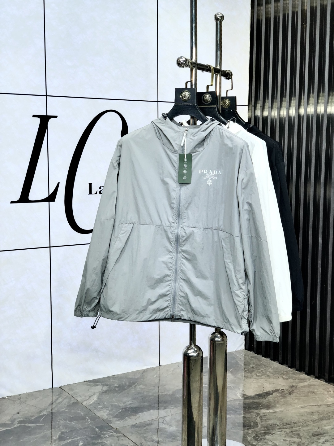 NO:449588,.Prada. Lightweight, breathable and comfortable!  The same style for men and women. Specially supplied imported fabric hooded skin clothing anti-ultraviolet rays series thin and light summer savior!  I can weld this sunscreen to my body. I feel so painful when I go out in summer and get chased by the sun. Who knows it?  Until I met EZ's hooded skin coat, wearing it was like putting on a moving parasol for the skin. It was made of imported fabrics, which were so light that it was almost impossible to feel its existence when worn, just like the second layer of skin. The breathability was even more amazing. When the wind blew, the heat quickly dissipated and kept it refreshed at all times. No need to worry about sweating on the back of the clothes. The sun protection is directly full, which can resist ultraviolet rays in all directions, allowing you to play in the sun without any fear of being tanned and burned. The hooded design is super considerate, with an extra layer of protection, and also add a 'sun protection shield' to the face. The style is simple and fashionable. You can easily grasp the fashionable feeling when you are commuting, outdoor sports, and wearing jeans or sports pants. With it, you will no longer be afraid of sunlight when traveling in summer!  Family members, hurry up while there is an activity, buy early and enjoy it early!  m-3xL.m wear 175/130 catties, prada, jeans, hats, alexander wang19860909.普拉达.轻盈透气舒适！男女同款.特供进口面料连帽款皮肤衣防嗮紫外线衣系列轻薄外夏日救星！这件防晒衣我能焊在身上 夏天出门被太阳追着烤的痛,1f谁懂啊！直到我遇到EZ家这款连帽皮肤衣,穿上它,就像给肌肤撑起了一把移动的遮阳伞. 它用的是特供进口面料,轻盈得不像话,穿上几乎感觉不到它的存在,就像第二层肌肤.透气性能更是一绝,风一吹,热气迅速散去,时刻保持清爽,再也不用担心汗湿衣背. 防晒力直接拉满,能全方位抵御紫外线,让你在阳光下肆意玩耍,完全不怕被晒黑晒伤.连帽设计超贴心,多一层防护,给脸部也加上“防晒盾” . 款式简约又时尚,日常通勤、户外运动,搭牛仔裤或者运动裤,都能轻松拿捏时尚感. 有了它,夏日出行不再怕晒！家人们,趁有活动赶紧冲,早买早享受！m-3xL.m穿175/130斤,,prada,jeans,hats,alexander wang,Men's clothing