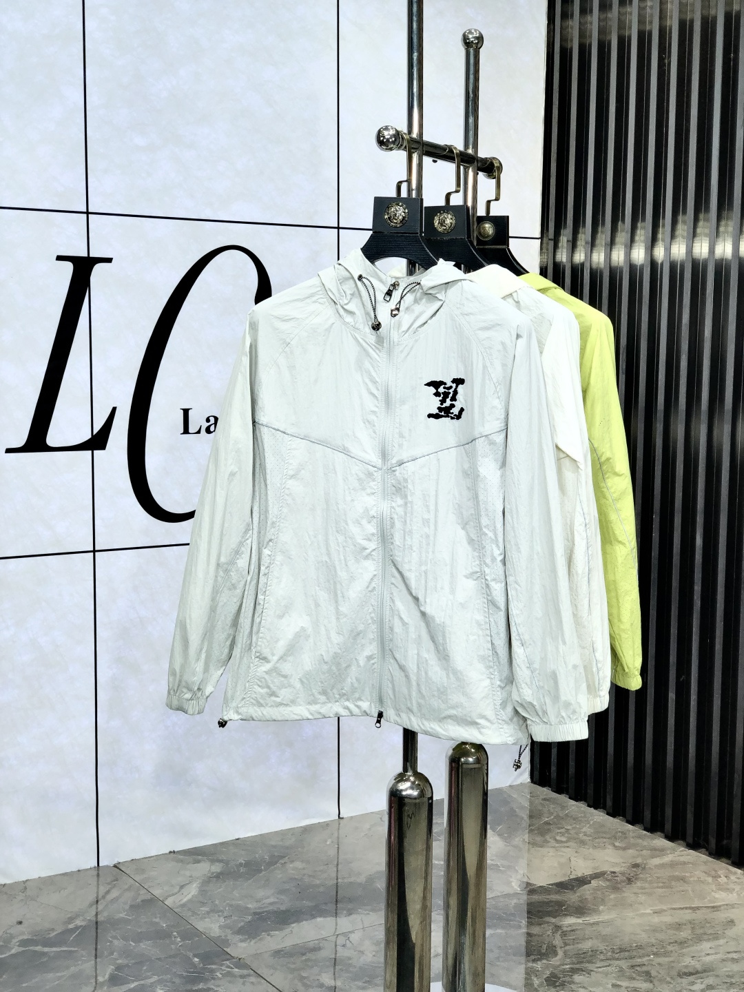 NO:449591,.Lv. Lightweight, breathable and comfortable!  The same style for men and women. Specially supplied imported fabric hooded skin clothing anti-ultraviolet rays series thin and light summer savior!  I can weld this sunscreen to my body. I feel so painful when I go out in summer and get chased by the sun. Who knows it?  Until I met EZ's hooded skin coat, wearing it was like putting on a moving parasol for the skin. It was made of imported fabrics, which were so light that it was almost impossible to feel its existence when worn, just like the second layer of skin. The breathability was even more amazing. When the wind blew, the heat quickly dissipated and kept it refreshed at all times. No need to worry about sweating on the back of the clothes. The sun protection is directly full, which can resist ultraviolet rays in all directions, allowing you to play in the sun without any fear of being tanned and burned. The hooded design is super considerate, with an extra layer of protection, and also add a 'sun protection shield' to the face. The style is simple and fashionable. You can easily grasp the fashionable feeling when you are commuting, outdoor sports, and wearing jeans or sports pants. With it, you will no longer be afraid of sunlight when traveling in summer!  Family members, hurry up while there is an activity, buy early and enjoy it early!  m-3xL.m wear 175/130 catties, louis vuitton, jeans, hats, alexander wang19860909.Lv.轻盈透气舒适！男女同款.特供进口面料连帽款皮肤衣防嗮紫外线衣系列轻薄外夏日救星！这件防晒衣我能焊在身上 夏天出门被太阳追着烤的痛,1f谁懂啊！直到我遇到EZ家这款连帽皮肤衣,穿上它,就像给肌肤撑起了一把移动的遮阳伞. 它用的是特供进口面料,轻盈得不像话,穿上几乎感觉不到它的存在,就像第二层肌肤.透气性能更是一绝,风一吹,热气迅速散去,时刻保持清爽,再也不用担心汗湿衣背. 防晒力直接拉满,能全方位抵御紫外线,让你在阳光下肆意玩耍,完全不怕被晒黑晒伤.连帽设计超贴心,多一层防护,给脸部也加上“防晒盾” . 款式简约又时尚,日常通勤、户外运动,搭牛仔裤或者运动裤,都能轻松拿捏时尚感. 有了它,夏日出行不再怕晒！家人们,趁有活动赶紧冲,早买早享受！m-3xL.m穿175/130斤,,louis vuitton,jeans,hats,alexander wang,Men's clothing