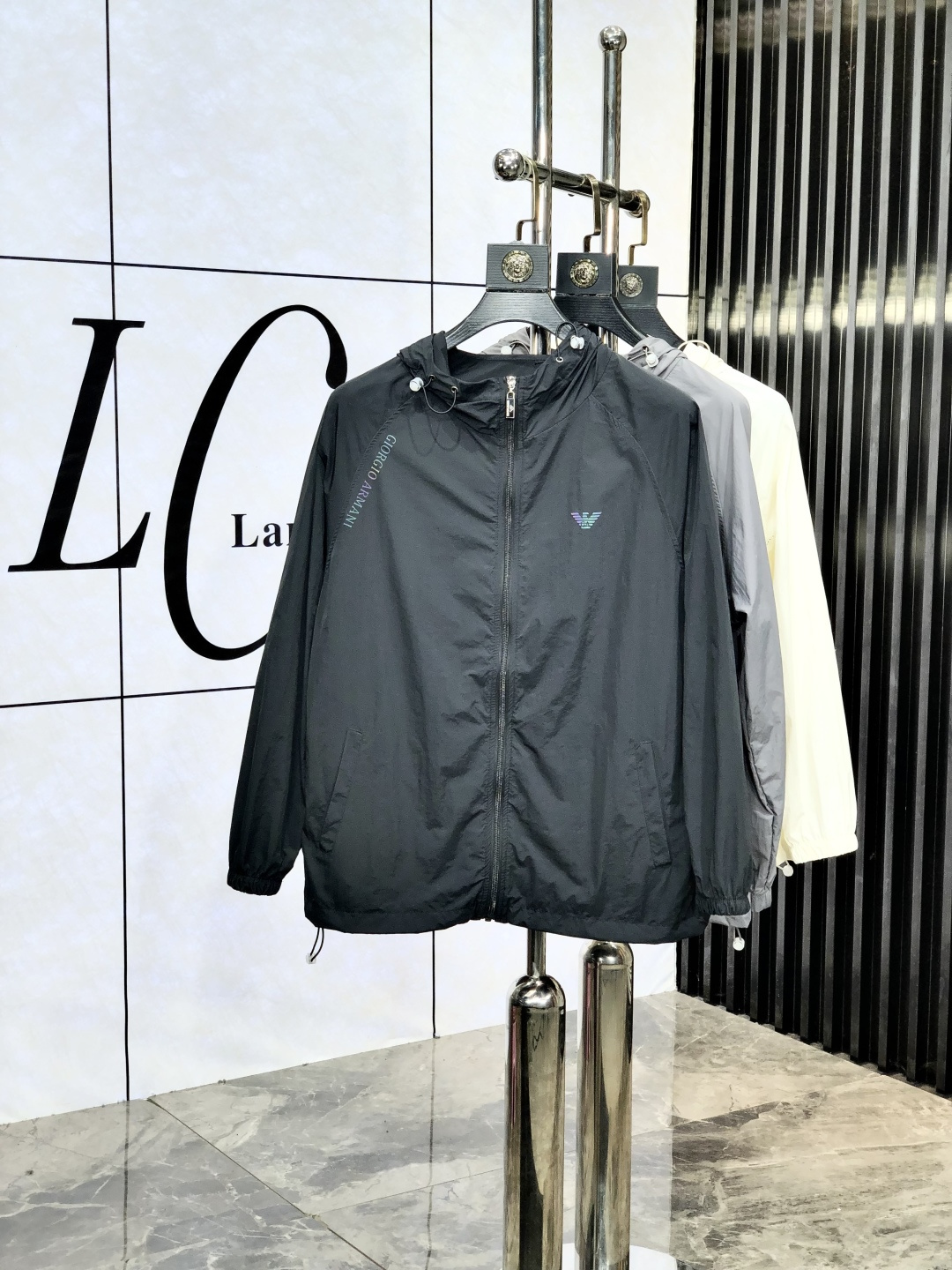 NO:449595,.Armani. Lightweight, breathable and comfortable!  The same style for men and women. Specially supplied imported fabric hooded skin clothing anti-ultraviolet rays series thin and light summer savior!  I can weld this sunscreen to my body. I feel so painful when I go out in summer and get chased by the sun. Who knows it?  Until I met EZ's hooded skin coat, wearing it was like putting on a moving parasol for the skin. It was made of imported fabrics, which were so light that it was almost impossible to feel its existence when worn, just like the second layer of skin. The breathability was even more amazing. When the wind blew, the heat quickly dissipated and kept it refreshed at all times. No need to worry about sweating on the back of the clothes. The sun protection is directly full, which can resist ultraviolet rays in all directions, allowing you to play in the sun without any fear of being tanned and burned. The hooded design is super considerate, with an extra layer of protection, and also add a 'sun protection shield' to the face. The style is simple and fashionable. You can easily grasp the fashionable feeling when you are commuting, outdoor sports, and wearing jeans or sports pants. With it, you will no longer be afraid of sunlight when traveling in summer!  Family members, hurry up while there is an activity, buy early and enjoy it early!  m-3xL.m wear 175/130 catties, armani, jeans, hats, alexander wang19860909.阿玛尼.轻盈透气舒适！男女同款.特供进口面料连帽款皮肤衣防嗮紫外线衣系列轻薄外夏日救星！这件防晒衣我能焊在身上 夏天出门被太阳追着烤的痛,1f谁懂啊！直到我遇到EZ家这款连帽皮肤衣,穿上它,就像给肌肤撑起了一把移动的遮阳伞. 它用的是特供进口面料,轻盈得不像话,穿上几乎感觉不到它的存在,就像第二层肌肤.透气性能更是一绝,风一吹,热气迅速散去,时刻保持清爽,再也不用担心汗湿衣背. 防晒力直接拉满,能全方位抵御紫外线,让你在阳光下肆意玩耍,完全不怕被晒黑晒伤.连帽设计超贴心,多一层防护,给脸部也加上“防晒盾” . 款式简约又时尚,日常通勤、户外运动,搭牛仔裤或者运动裤,都能轻松拿捏时尚感. 有了它,夏日出行不再怕晒！家人们,趁有活动赶紧冲,早买早享受！m-3xL.m穿175/130斤,,armani,jeans,hats,alexander wang,Men's clothing