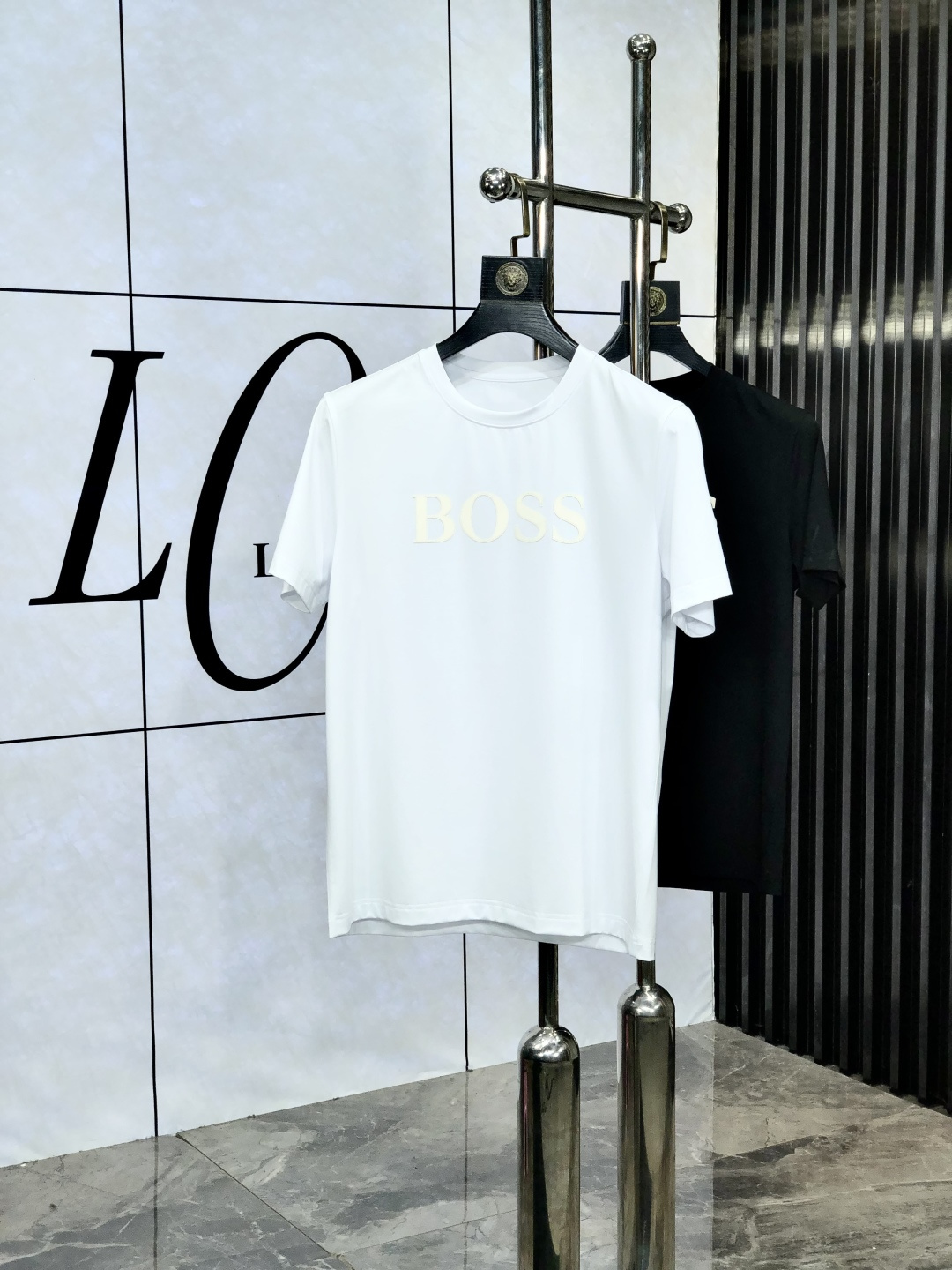 NO:451017,.Boss. Wear 220 kilograms. New spring and summer products, fashionable round neck short sleeves, high-end custom versatile style!  More practical, anyone can easily control it. It is made of double mercerized fabric, luxurious and classic brand logo design, 1f is very high-end and must-have if you understand the goods!  The style and tailoring are slim styles, which are very exquisite, showing aura and highlighting the exquisiteness of business men. This is the unique feature, the right slim fit, and the upper body effect is very good!  Size M-6XL m wear 175/120 catties., T-shirt, alexander wang19860909.Boss.穿220斤.春夏新品时尚圆领短袖高级定制百搭款式！更有实用感 任何人都可以轻松驾驭 采用双丝光面料制作,奢华经典品牌logo设计,1f非常显档次懂货的必须入！版型剪裁属于修身款 非常精致,显气场,又会凸显商务男士的精致,这就是独到之处,恰到好处的修身,上身效果非常赞！ 尺码M-6XL m穿175/120斤.,,T-shirt,alexander wang,Men's clothing