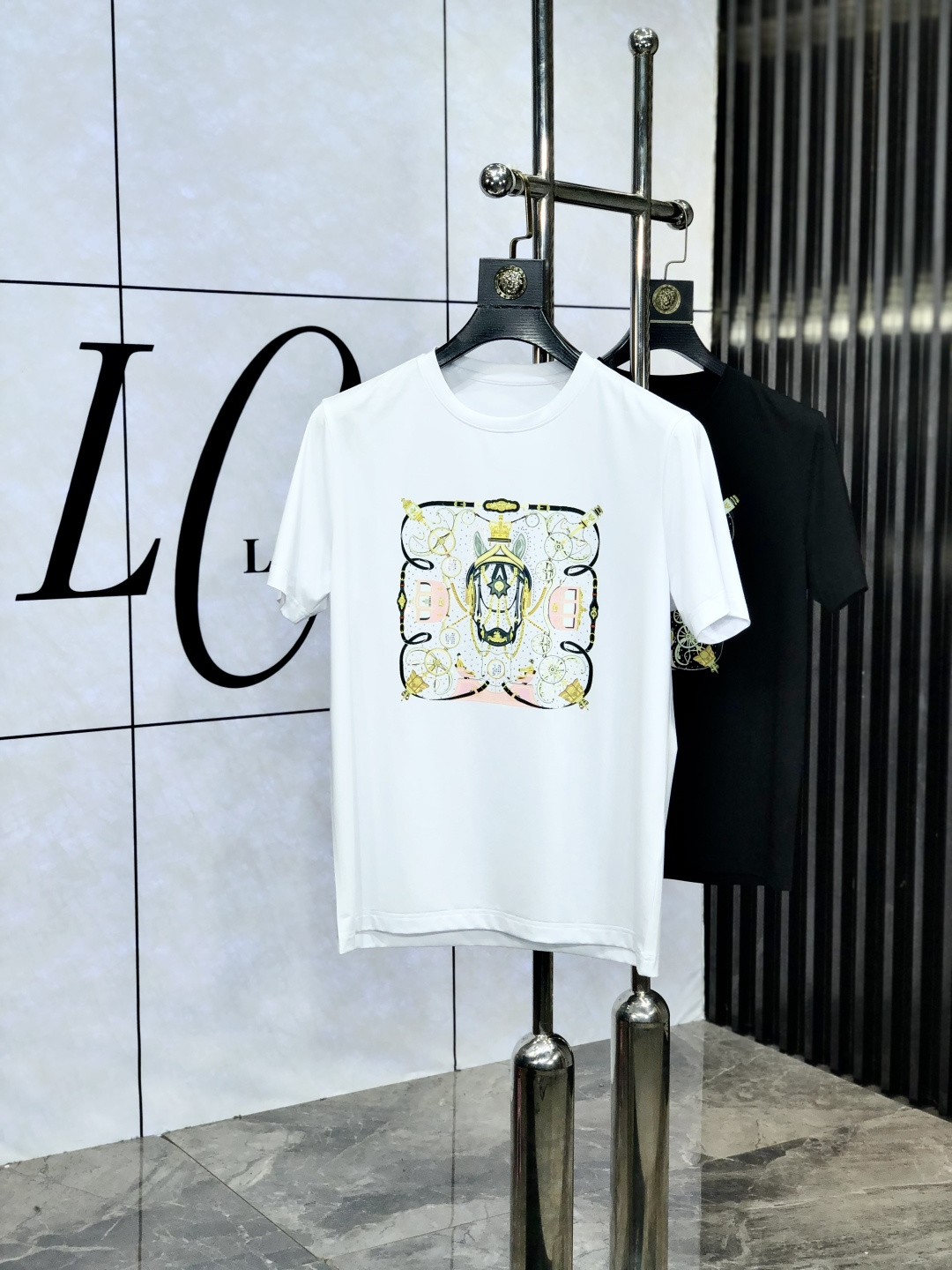 NO:450975,.Hermes. Wear 220 kilograms. New spring and summer products, fashionable round neck short sleeves, high-end custom versatile style!  More practical, anyone can easily control it. It is made of double mercerized fabric, luxurious and classic brand logo design, 1f is very high-end and must-have if you understand the goods!  The style and tailoring are slim styles, which are very exquisite, showing aura and highlighting the exquisiteness of business men. This is the unique feature, the right slim fit, and the upper body effect is very good!  Size M-6XL m wear 175/120 catties., hermes, T-shirt, alexander wang19860909.爱马仕.穿220斤.春夏新品时尚圆领短袖高级定制百搭款式！更有实用感 任何人都可以轻松驾驭 采用双丝光面料制作,奢华经典品牌logo设计,1f非常显档次懂货的必须入！版型剪裁属于修身款 非常精致,显气场,又会凸显商务男士的精致,这就是独到之处,恰到好处的修身,上身效果非常赞！ 尺码M-6XL m穿175/120斤.,,hermes,T-shirt,alexander wang,Men's clothing