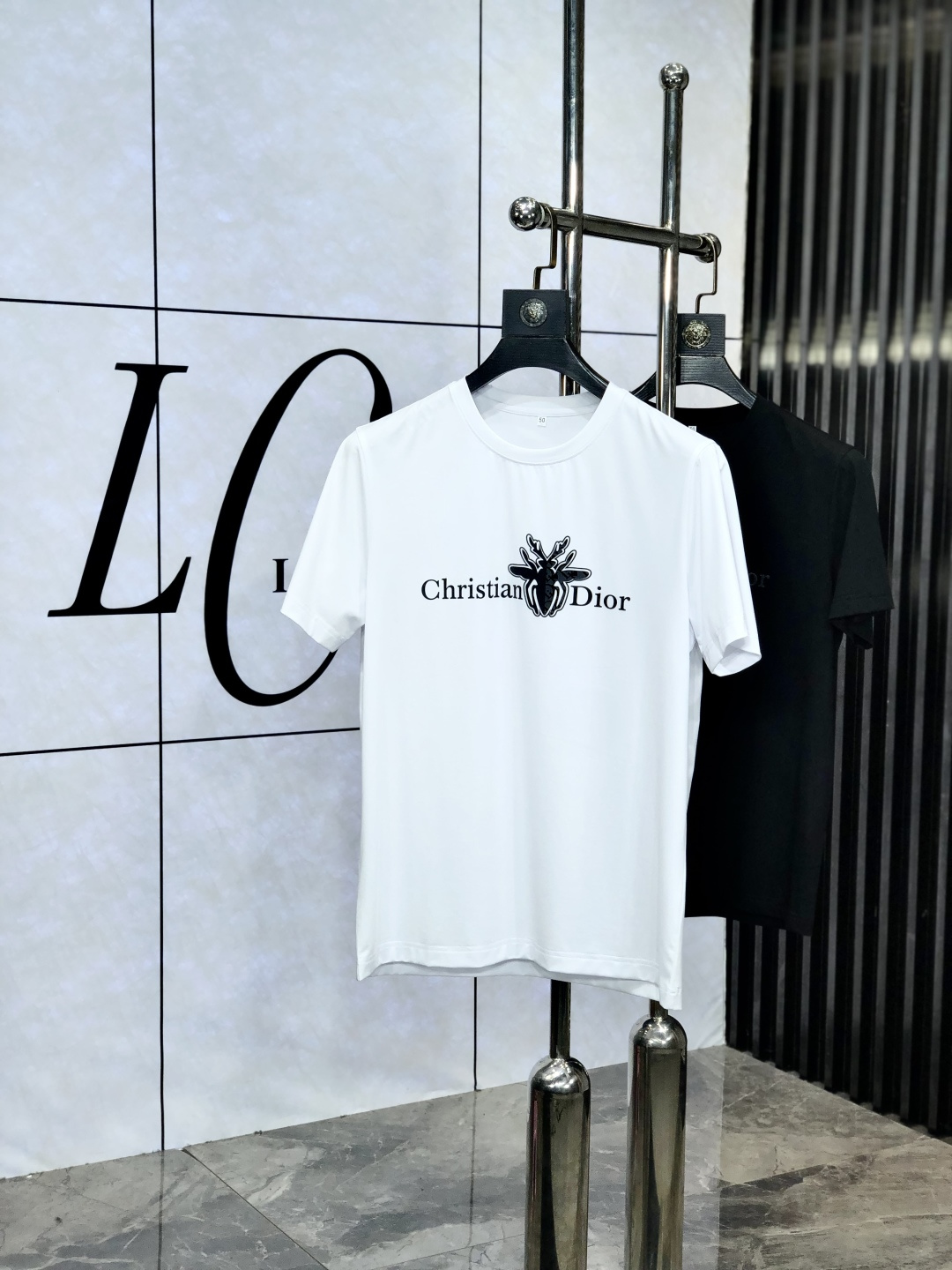 NO:450980,.Dior. Wear 220 kilograms. New spring and summer products, fashionable round neck short sleeves, high-end custom versatile style!  More practical, anyone can easily control it. It is made of double mercerized fabric, luxurious and classic brand logo design, 1f is very high-end and must-have if you understand the goods!  The style and tailoring are slim styles, which are very exquisite, showing aura and highlighting the exquisiteness of business men. This is the unique feature, the right slim fit, and the upper body effect is very good!  Size M-6XL m wear 175/120 catties.,dior,T-shirt,alexander wang19860909.Dior.穿220斤.春夏新品时尚圆领短袖高级定制百搭款式！更有实用感 任何人都可以轻松驾驭 采用双丝光面料制作,奢华经典品牌logo设计,1f非常显档次懂货的必须入！版型剪裁属于修身款 非常精致,显气场,又会凸显商务男士的精致,这就是独到之处,恰到好处的修身,上身效果非常赞！ 尺码M-6XL m穿175/120斤.,,dior,T-shirt,alexander wang,Men's clothing