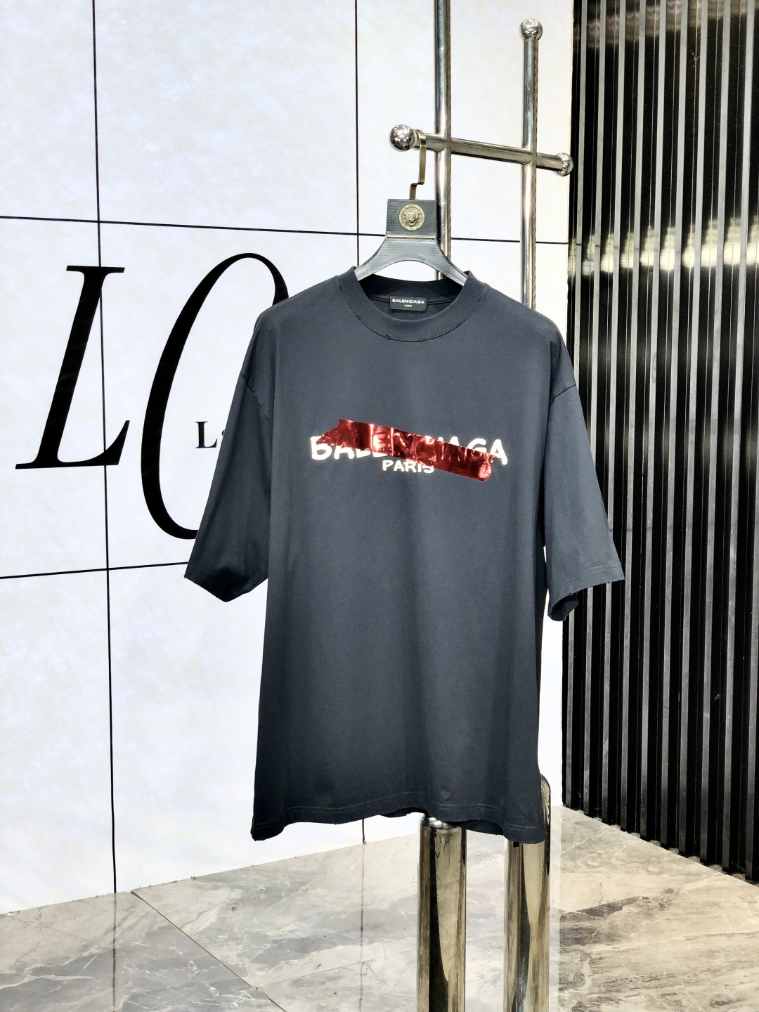 NO:450986,.Balenicaga. New spring and summer products, fashionable round neck short sleeves, high-end custom versatile styles!  More practical, anyone can easily control it. It is made of pure cotton fabric, luxurious and classic brand logo design, m is very high-end and must-have if you understand the goods!  The style and tailoring are very exquisite, the S shows the aura and highlights the exquisiteness of men. This is the unique feature, the right slim fit, and the upper body effect is very good. Size s-xL. Order to report height and weight, balenciaga, T-shirt, alexander wang19860909.巴黎世家.春夏新品时尚圆领短袖高级定制百搭款式！更有实用感 任何人都可以轻松驾驭 采用纯棉面料制作,奢华经典品牌logo设计,m非常显档次懂货的必须入！版型剪裁属于修身款 非常精致,s显气场,又会凸显男士的精致,这就是独到之处,恰到好处的修身,上身效果非常赞.尺码s-xL .下单报身高体重,,balenciaga,T-shirt,alexander wang,Men's clothing