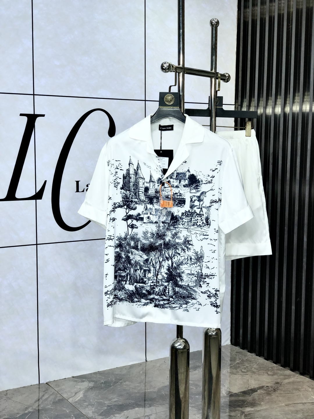 NO:450991,.Lv. New style of battle gown pajamas. Heavy and luxurious top-notch products. High-end series pajamas set. It is made of imported ice silk material. Elegant and gorgeous. It has a tone and is very comfortable to wear. The upper body effect is very handsome. This style is mature and has a sense of youth and fashion. It has a great age span. It is very rigorous and exquisite. First-line OEM requirements!  You can buy it with confidence. Please report your height and weight by placing an order. M-xxxL.m wears 175/130 catties.,,louis vuitton,alexander wang19860909.Lv.新款战袍睡衣.重磅级奢华尖货 高阶系列睡衣套装　 采用进口冰丝材质面料.高雅华丽 有腔调穿着非常舒适上身效果非常帅气　此款成熟又不乏年轻时尚之感 年龄跨度可穿性大　都非常严谨考究 一线代工要求！可以放心入手哦.5下单请报身高体重.M-xxxL.m穿175/130斤.,,louis vuitton,alexander wang,Men's clothing