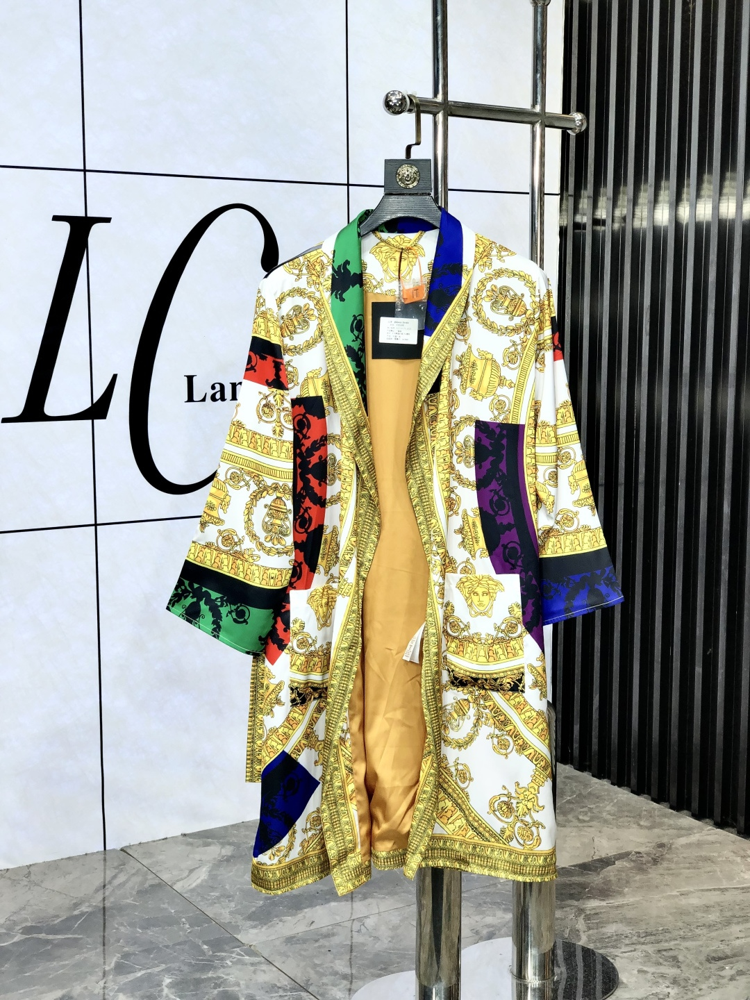 NO:450996,Versace. New style is available for couples' nightgown. High-end home clothes suit, same style for men and women, using high-end Korean silk fabric, comfortable upper body effect, size M-3XL (silk products should not be washed by machine, it is recommended to wash by hand or wash with laundry bag) m wear 175/130, versace, real silk, alexander wang19860909.范思哲.新款上市 情侣款睡袍 高端家居服套装,男女同款,采用高定韩国丝面料,上身效果舒适,尺码M—3XL（真丝产品切勿机洗,建议手洗或者洗衣袋洗） m穿175/130,,versace,real silk,alexander wang,Men's clothing