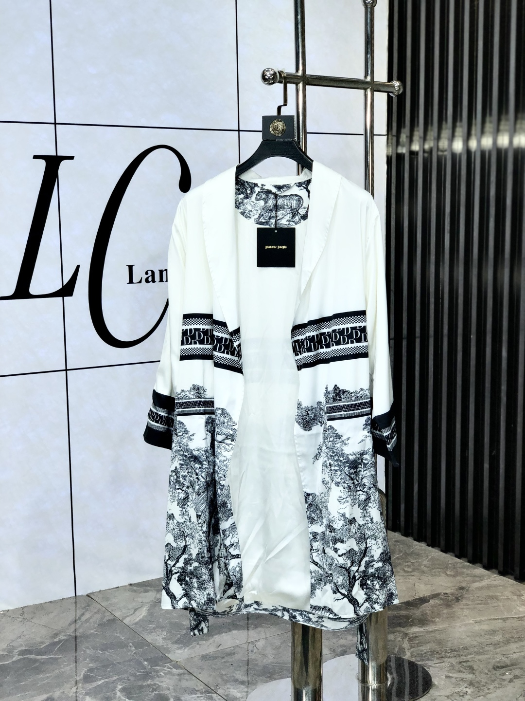 NO:451001,.Dior. New style is available for couples' nightgown. High-end home clothes suit, same style for men and women, using high-quality Korean silk fabric, comfortable upper body effect, size M-3XL (silk products should not be washed by machine, it is recommended to wash by hand or wash with laundry bag) m wear 175/130,,dior,real silk,alexander wang19860909.Dior.新款上市 情侣款睡袍 高端家居服套装,男女同款,采用高定韩国丝面料,上身效果舒适,尺码M—3XL（真丝产品切勿机洗,建议手洗或者洗衣袋洗） m穿175/130,,dior,real silk,alexander wang,Men's clothing