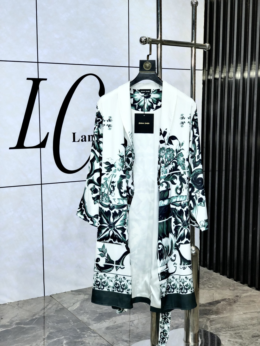 NO:451006,.Lv. New style is available for couples' nightgown, high-end home clothes suit, same style for men and women, uses high-quality Korean silk fabric, comfortable upper body effect, size M-3XL (silk products should not be washed by machine, it is recommended to wash by hand or wash with laundry bag) m wear 175/130,,louis vuitton, real silk, alexander wang19860909.Lv.新款上市 情侣款睡袍 高端家居服套装,男女同款,采用高定韩国丝面料,上身效果舒适,尺码M—3XL（真丝产品切勿机洗,建议手洗或者洗衣袋洗） m穿175/130,,louis vuitton,real silk,alexander wang,Men's clothing