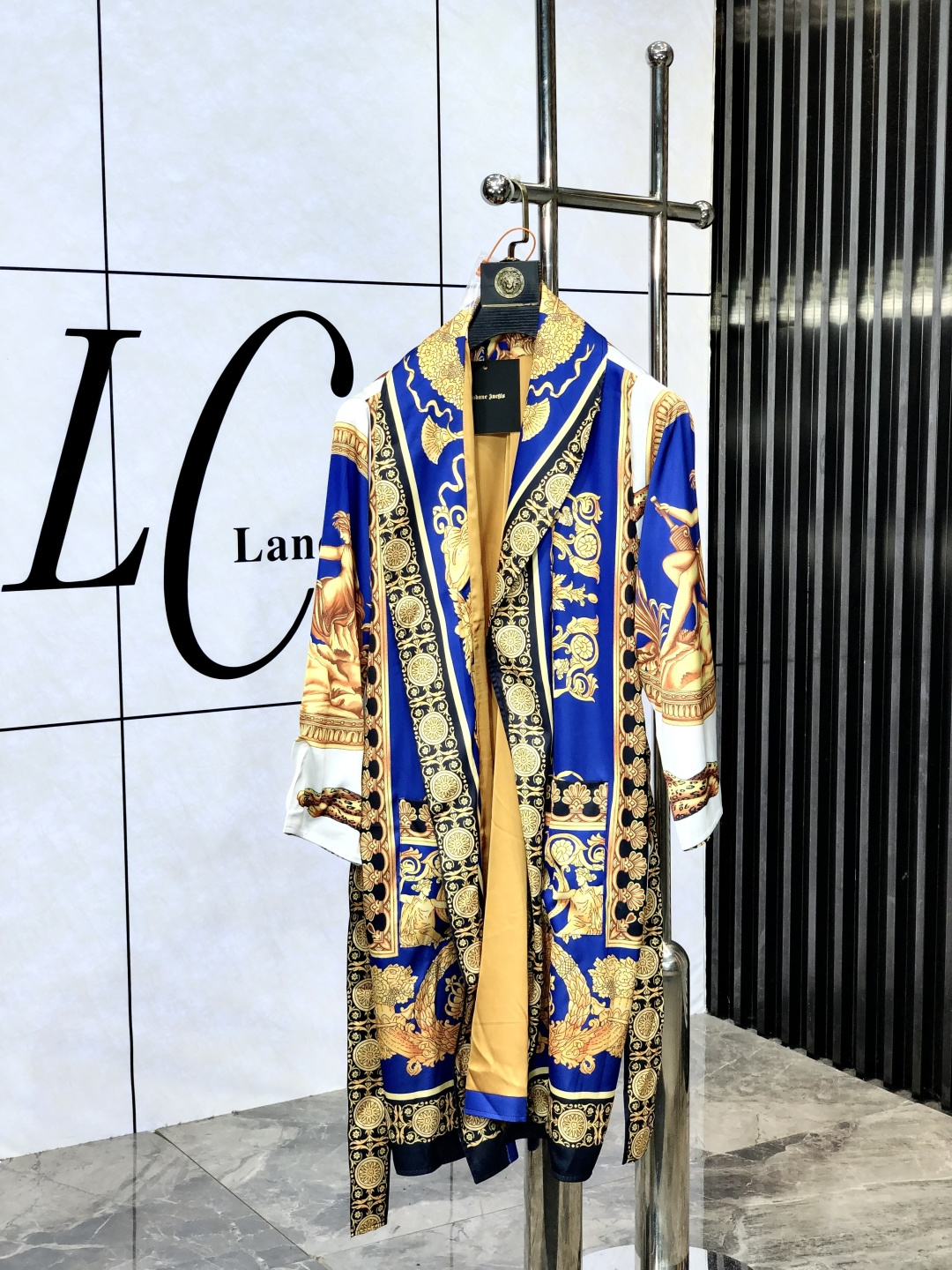 NO:451011,Versace. New style is available for couples' nightgown. High-end home clothes suit, same style for men and women, using high-end Korean silk fabric, comfortable upper body effect, size M-3XL (silk products should not be washed by machine, it is recommended to wash by hand or wash with laundry bag) m wear 175/130, versace, real silk, alexander wang19860909.范思哲.新款上市 情侣款睡袍 高端家居服套装,男女同款,采用高定韩国丝面料,上身效果舒适,尺码M—3XL（真丝产品切勿机洗,建议手洗或者洗衣袋洗） m穿175/130,,versace,real silk,alexander wang,Men's clothing