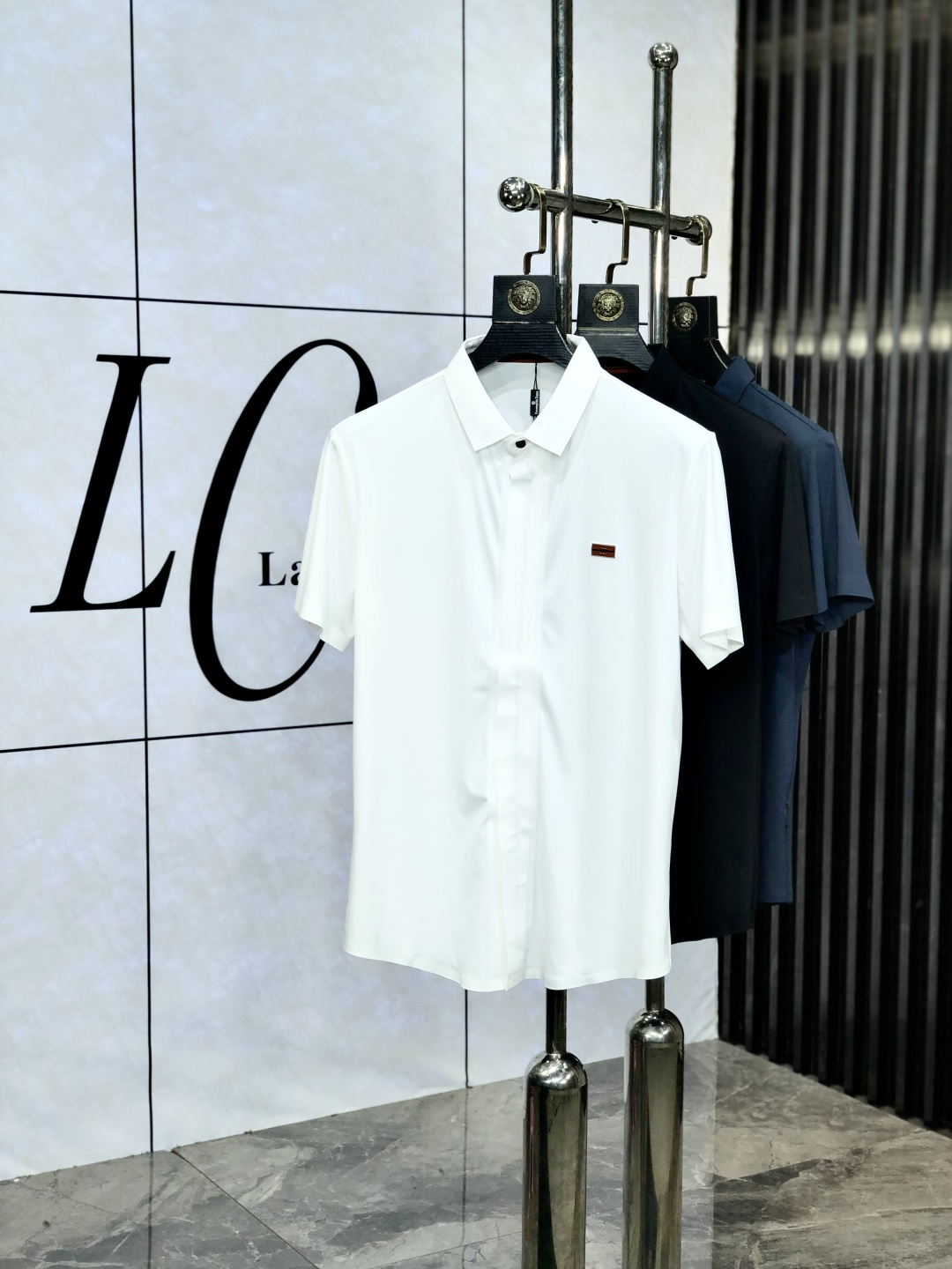 NO:451047,.Prada. New spring and summer lapel polo. Selected tinsel cotton tribute satin cotton, comfortable and delicate, bringing excellent skin-friendly feel, while absorbing moisture and breathable, making it easy to handle. Seiko threaded neckline, modifying the body shape and not easily deformed, and reflecting exquisite craftsmanship in details. Size M-4Xl m wear/130 catties, prada, alexander wang19860909.普拉达. 春夏新款翻领polo.精选天丝棉贡缎棉料,舒适细腻带来极佳的亲肤感,同时吸湿透气,1f方便打理.精工螺纹现织领口,修饰身形同时更不易变形,与细节处体现精致工艺.  尺码M-4Xl m穿/130斤,,prada,alexander wang,Men's clothing