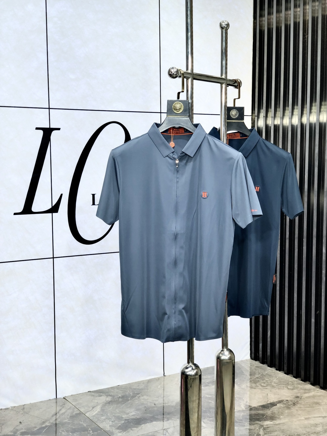 NO:451052,.Hermes. New spring and summer lapel polo. Selected Tianshi cotton tribute satin cotton, comfortable and delicate, bringing excellent skin-friendly feel, while absorbing moisture and breathable, making it easy to handle. Seiko threaded neckline, modifying the body shape and not easily deformed, and reflecting exquisite craftsmanship in details. Size M-4Xl m wear/130 catties, hermes, alexander wang19860909.爱马仕. 春夏新款翻领polo.精选天丝棉贡缎棉料,舒适细腻带来极佳的亲肤感,同时吸湿透气,1f方便打理.精工螺纹现织领口,修饰身形同时更不易变形,与细节处体现精致工艺.  尺码M-4Xl m穿/130斤,,hermes,alexander wang,Men's clothing