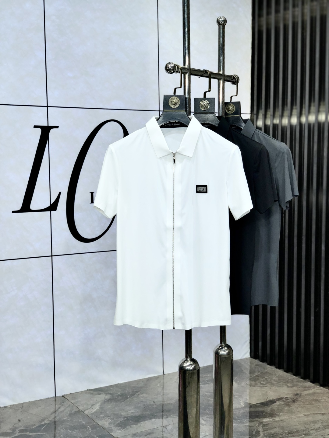 NO:451058,.D&G . New spring and summer lapel polo. Selected Tianshi cotton tribute satin cotton, comfortable and delicate, bringing excellent skin-friendly feel, while absorbing moisture and breathable, making it easy to handle. Seiko threaded neckline, modifying the body shape and not easily deformed, and reflecting exquisite craftsmanship in details. Size M-4Xl m wear/130 catties, Dolce&Gabbana, alexander wang19860909.D&G . 春夏新款翻领polo.精选天丝棉贡缎棉料,舒适细腻带来极佳的亲肤感,同时吸湿透气,1f方便打理.精工螺纹现织领口,修饰身形同时更不易变形,与细节处体现精致工艺.  尺码M-4Xl m穿/130斤,,Dolce&Gabbana,alexander wang,Men's clothing