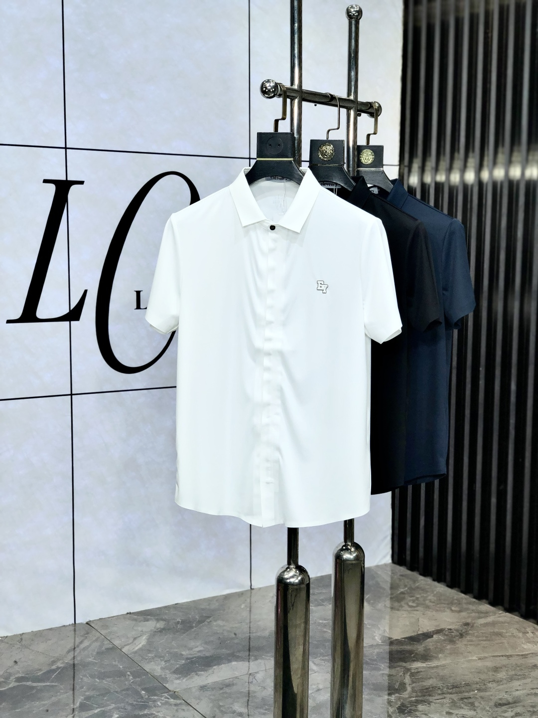 NO:451062,.ele. New spring and summer lapel polo. Selected Tianshi cotton tribute satin cotton, comfortable and delicate, bringing excellent skin-friendly feel, while absorbing moisture and breathable, making it easy to handle. Seiko threaded neckline, modifying the body shape and not easily deformed, and reflecting exquisite craftsmanship in details. Size M-4Xl m wear/130 catties, alexander wang19860909.ele. 春夏新款翻领polo.精选天丝棉贡缎棉料,舒适细腻带来极佳的亲肤感,同时吸湿透气,1f方便打理.精工螺纹现织领口,修饰身形同时更不易变形,与细节处体现精致工艺.  尺码M-4Xl m穿/130斤,,alexander wang,Men's clothing