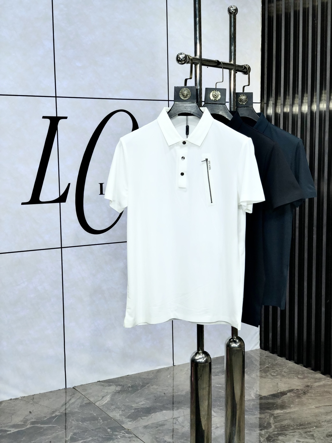 NO:451067,.Prada. New spring and summer lapel polo. Selected tinsel cotton tribute satin cotton, comfortable and delicate, bringing excellent skin-friendly feel, while absorbing moisture and breathable, making it easy to handle. Seiko threaded neckline, modifying the body shape and not easily deformed, and reflecting exquisite craftsmanship in details. Size M-4Xl m wear/130 catties, prada, alexander wang19860909.普拉达. 春夏新款翻领polo.精选天丝棉贡缎棉料,舒适细腻带来极佳的亲肤感,同时吸湿透气,1f方便打理.精工螺纹现织领口,修饰身形同时更不易变形,与细节处体现精致工艺.  尺码M-4Xl m穿/130斤,,prada,alexander wang,Men's clothing