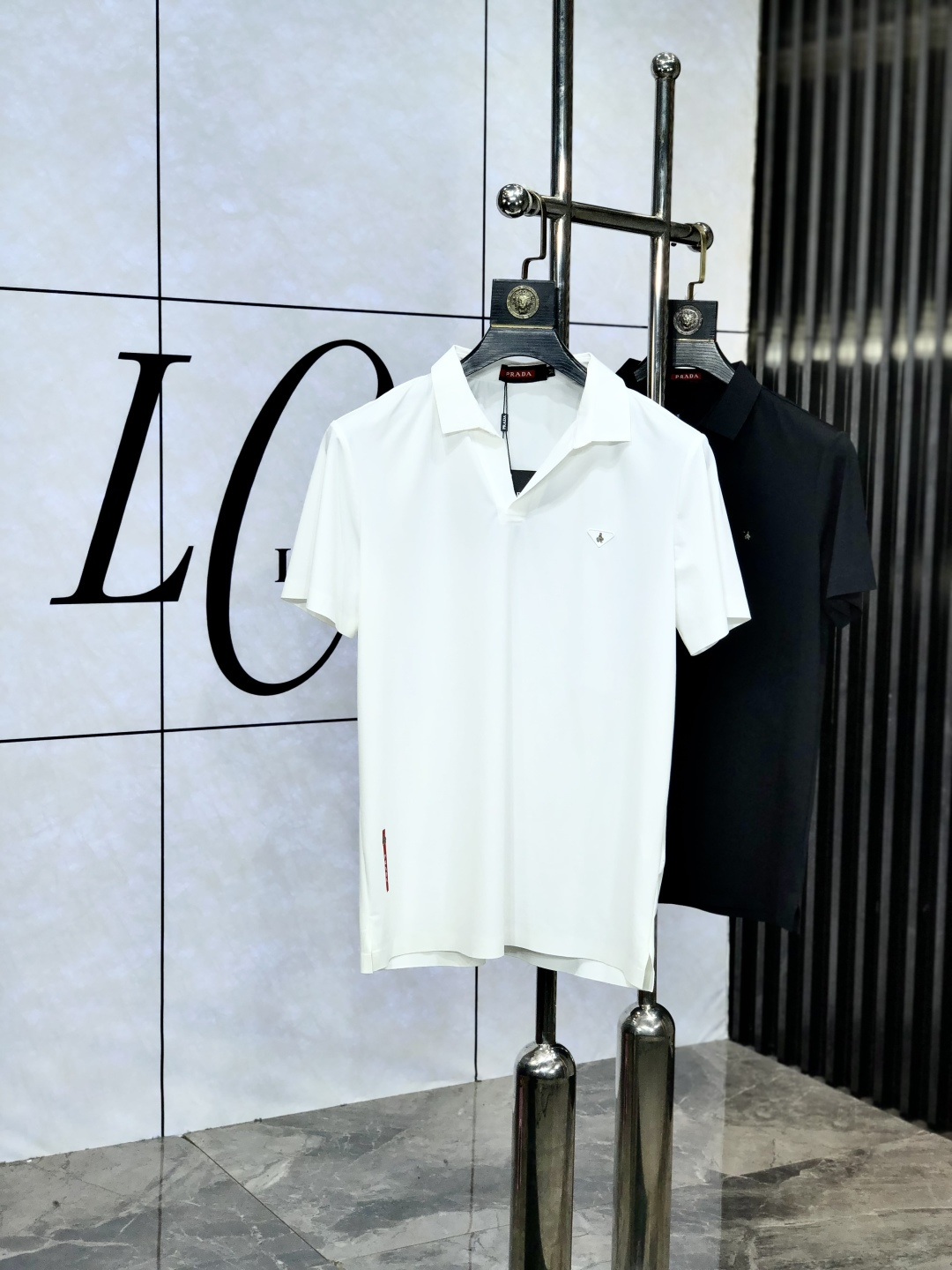 NO:451029,.Prada. New spring and summer lapel polo. Selected tinsel cotton tribute satin cotton, comfortable and delicate, bringing excellent skin-friendly feel, while absorbing moisture and breathable, making it easy to handle. Seiko threaded neckline, modifying the body shape and not easily deformed, and reflecting exquisite craftsmanship in details. Size M-4Xl m wear/130 catties, prada, alexander wang19860909.普拉达. 春夏新款翻领polo.精选天丝棉贡缎棉料,舒适细腻带来极佳的亲肤感,同时吸湿透气,1f方便打理.精工螺纹现织领口,修饰身形同时更不易变形,与细节处体现精致工艺.  尺码M-4Xl m穿/130斤,,prada,alexander wang,Men's clothing